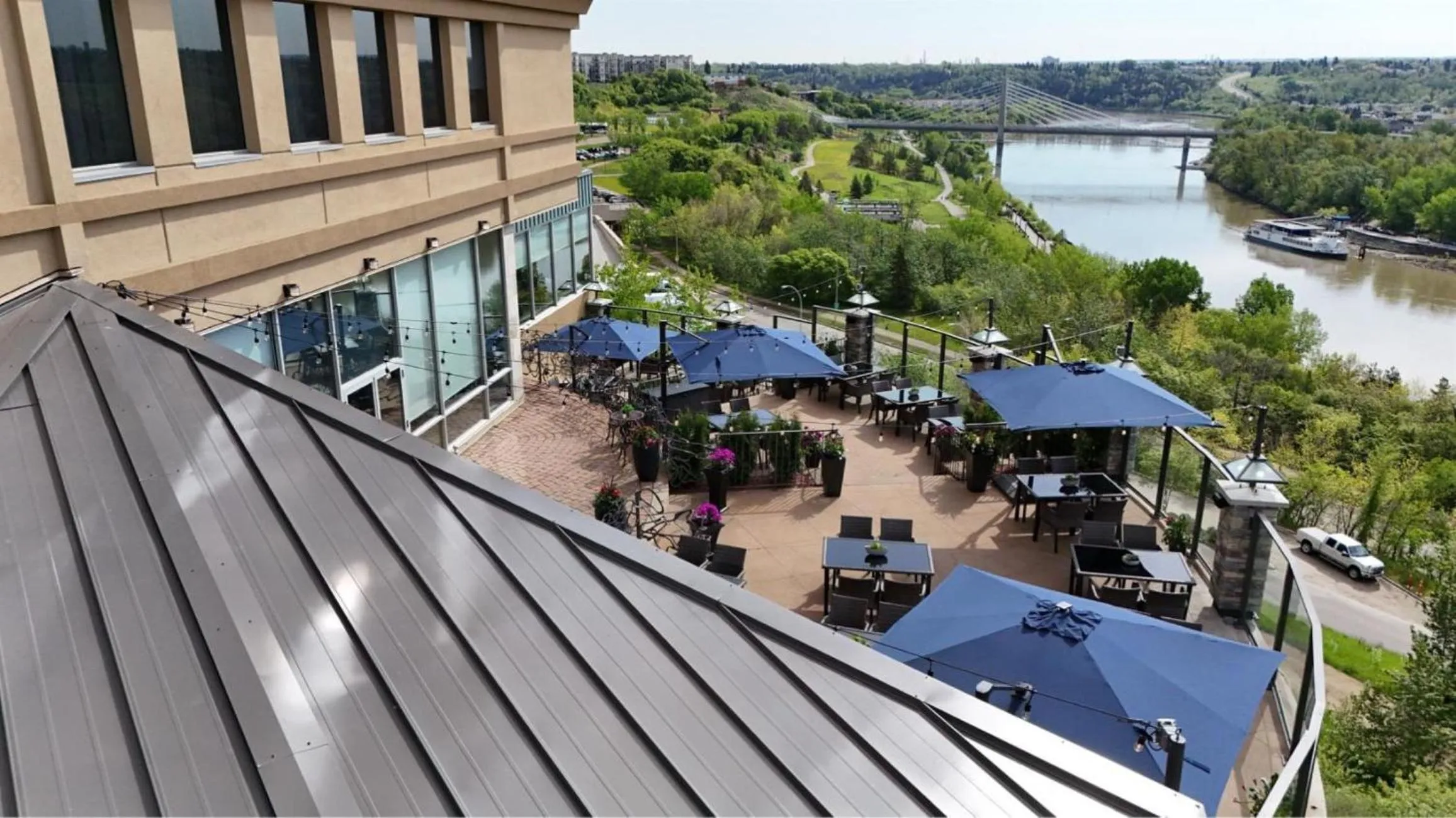 Restaurant/places to eat in Courtyard by Marriott Edmonton Downtown