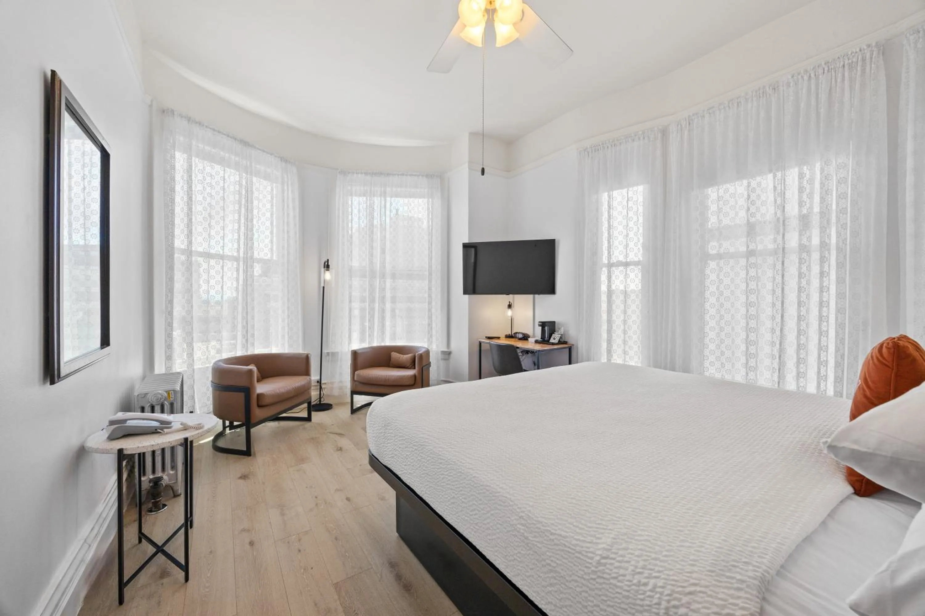 Photo of the whole room, Bed in The Andrews Hotel