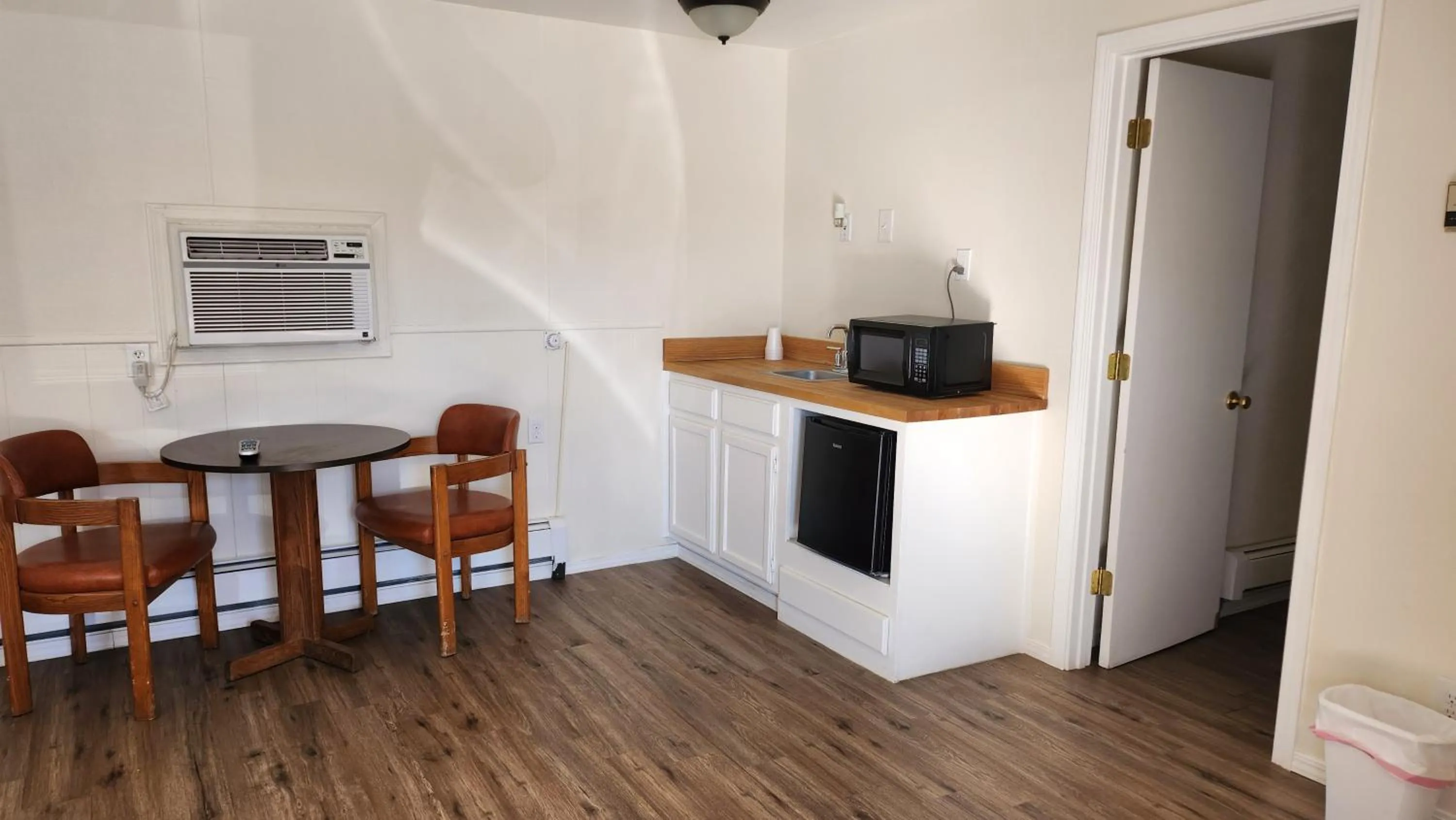 Dining area in Golden Arrow Motel