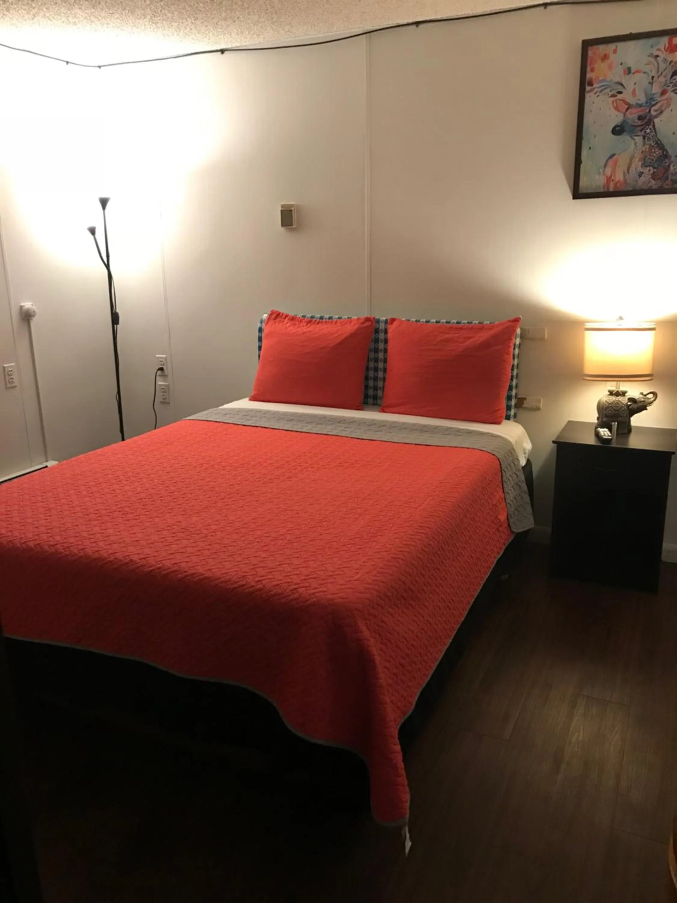 Photo of the whole room, Bed in Golden Arrow Motel