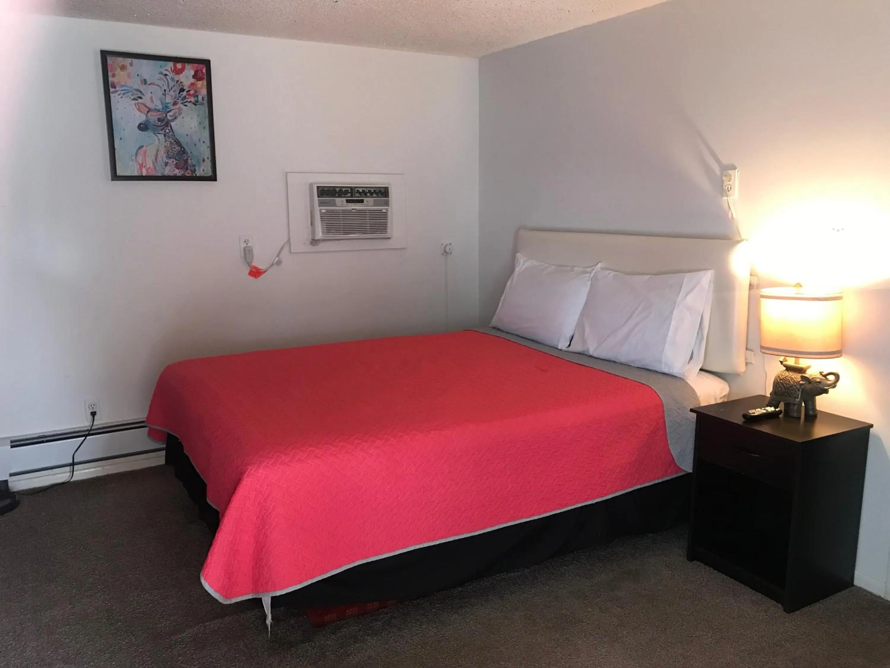 Bedroom, Bed in Golden Arrow Motel