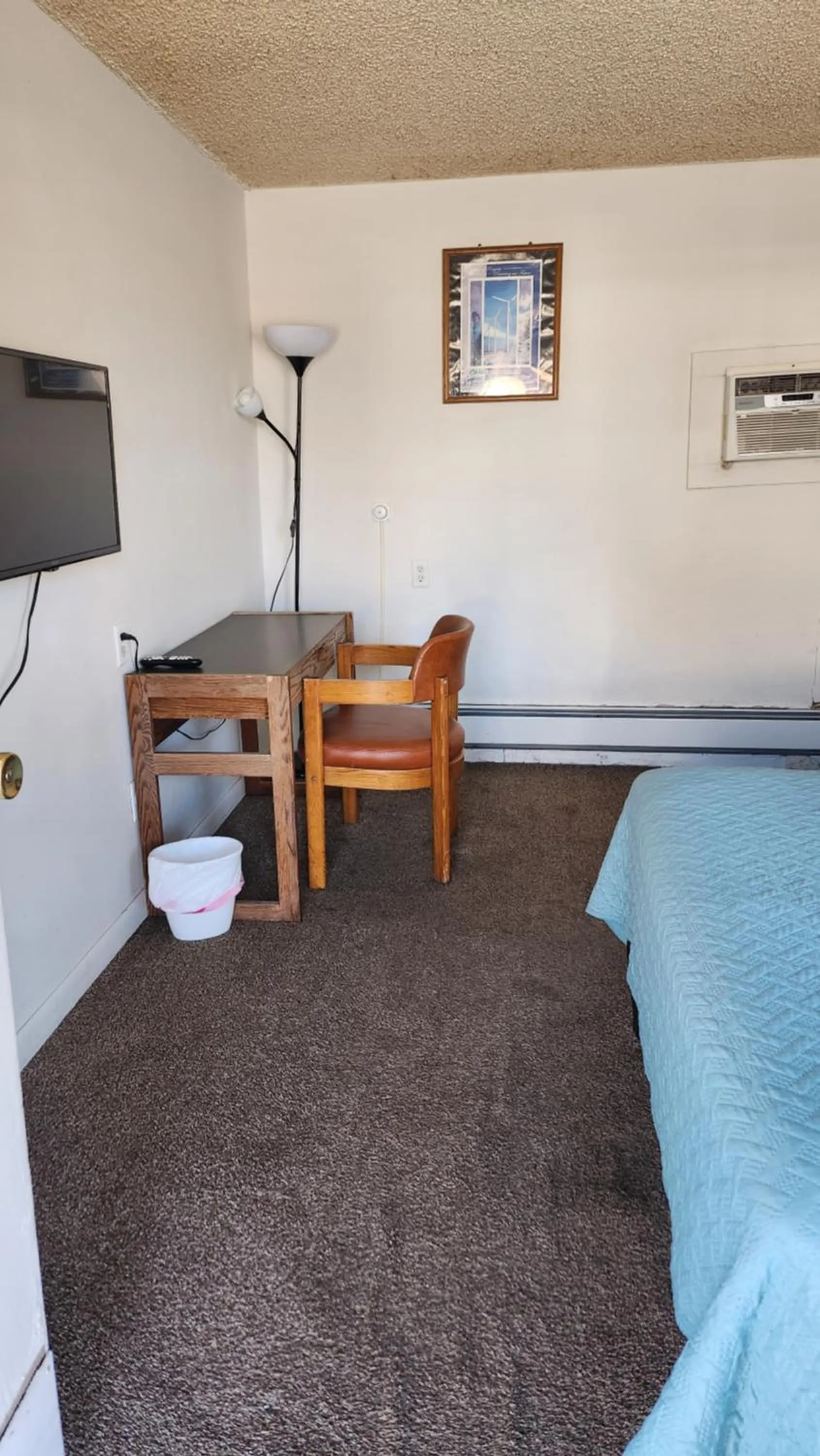 Bed in Golden Arrow Motel