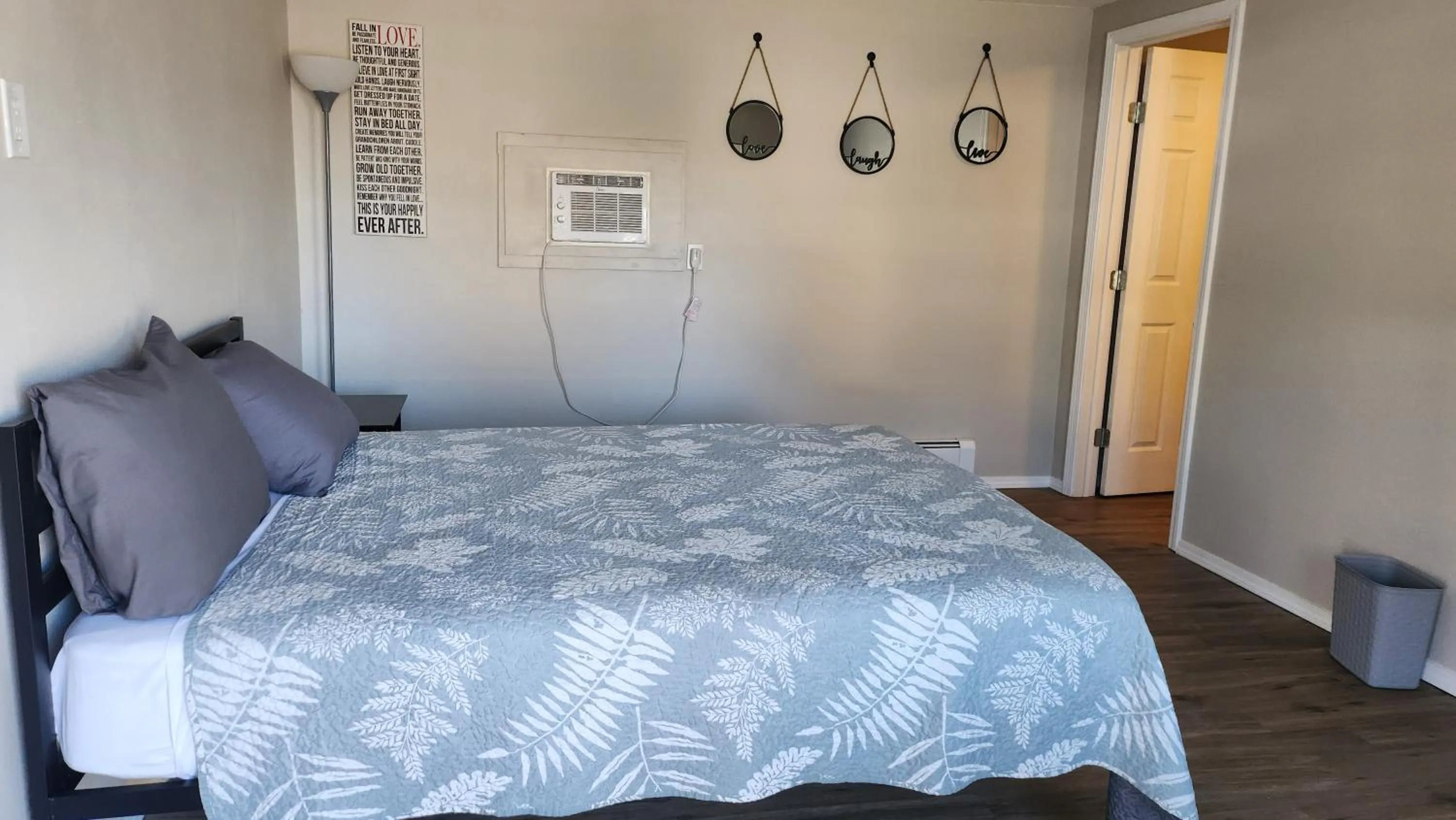 Bed in Golden Arrow Motel