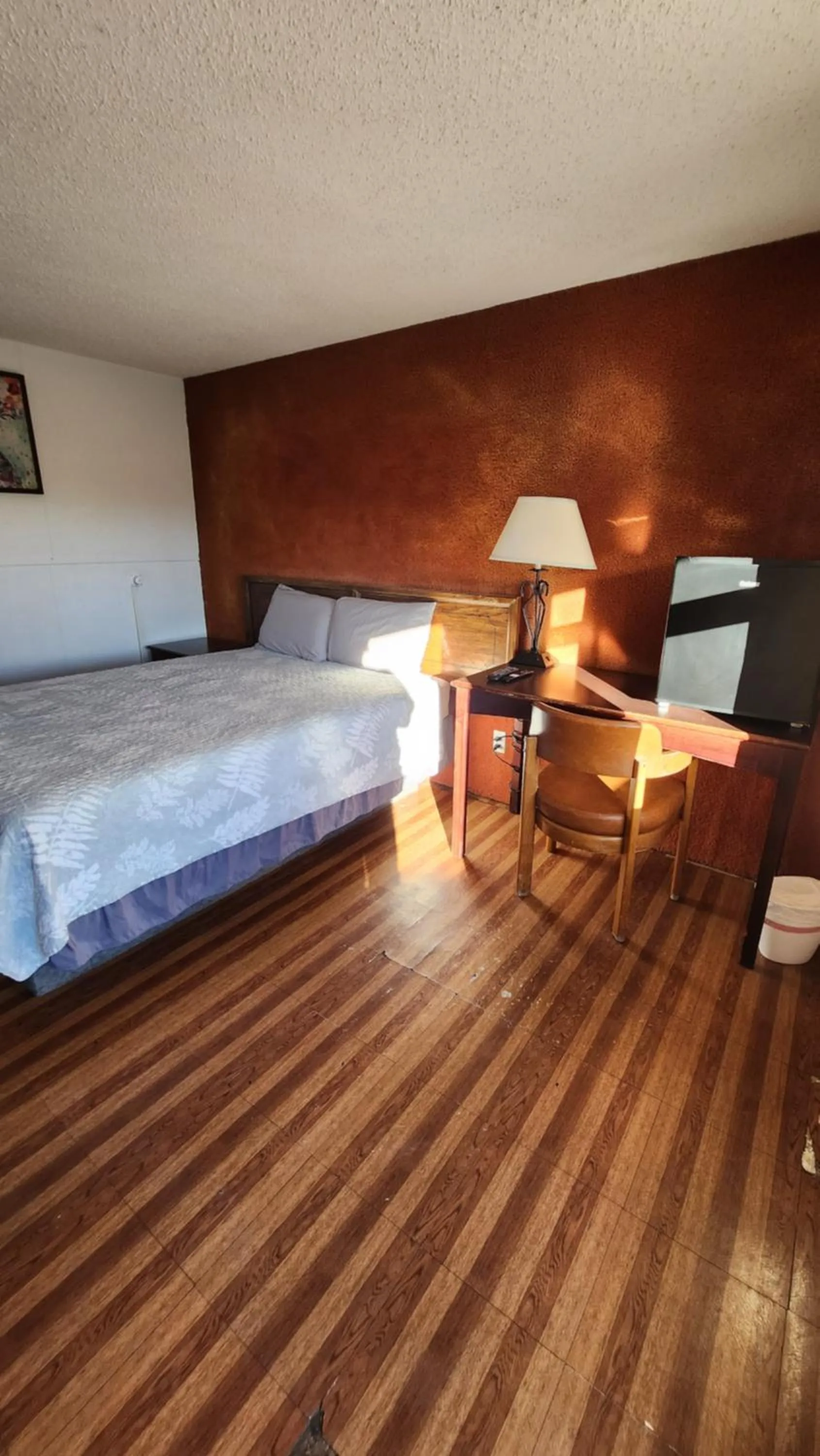 Bed in Golden Arrow Motel