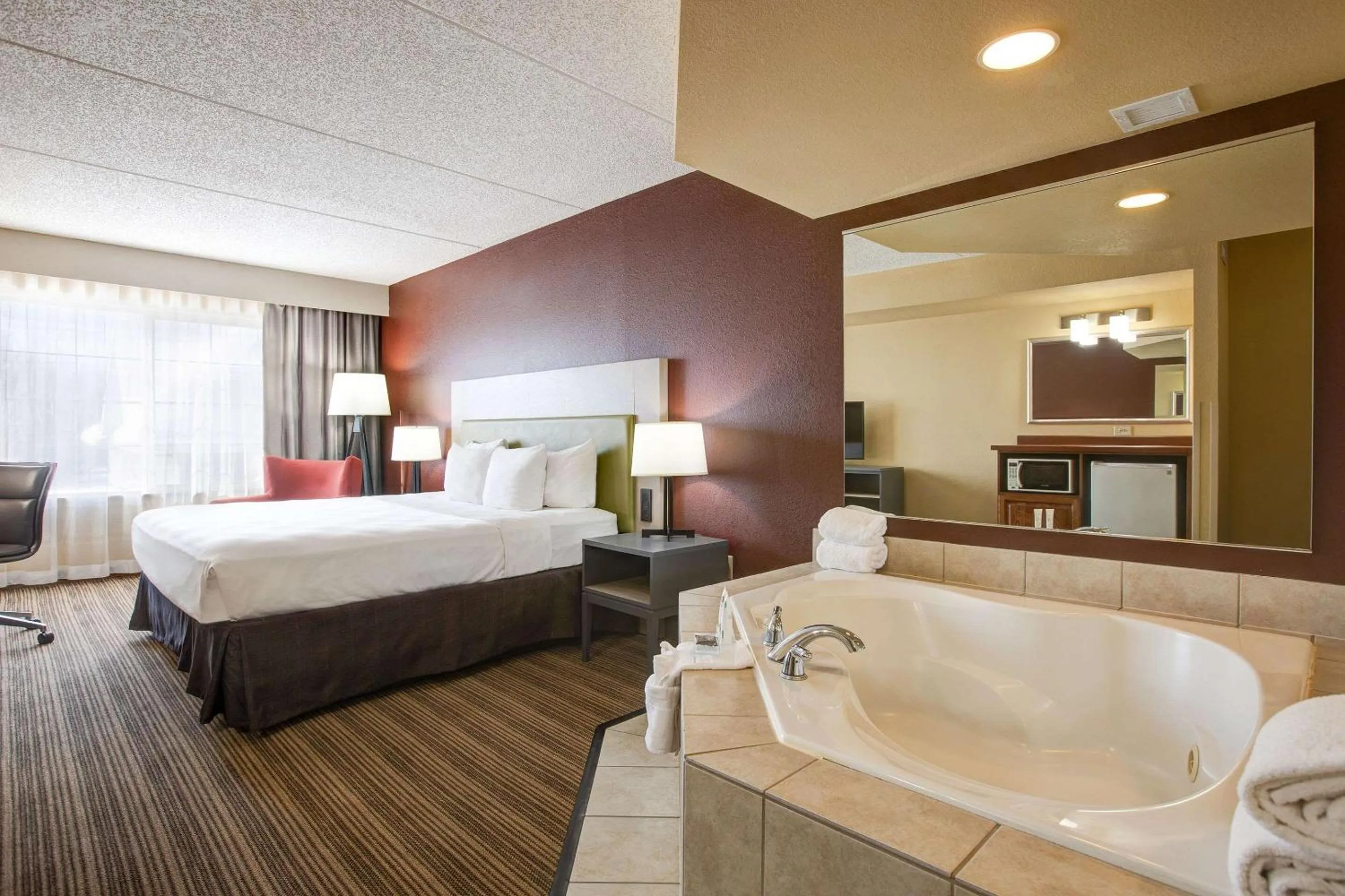 Bedroom, Bed in Comfort Inn & Suites St Paul Northeast