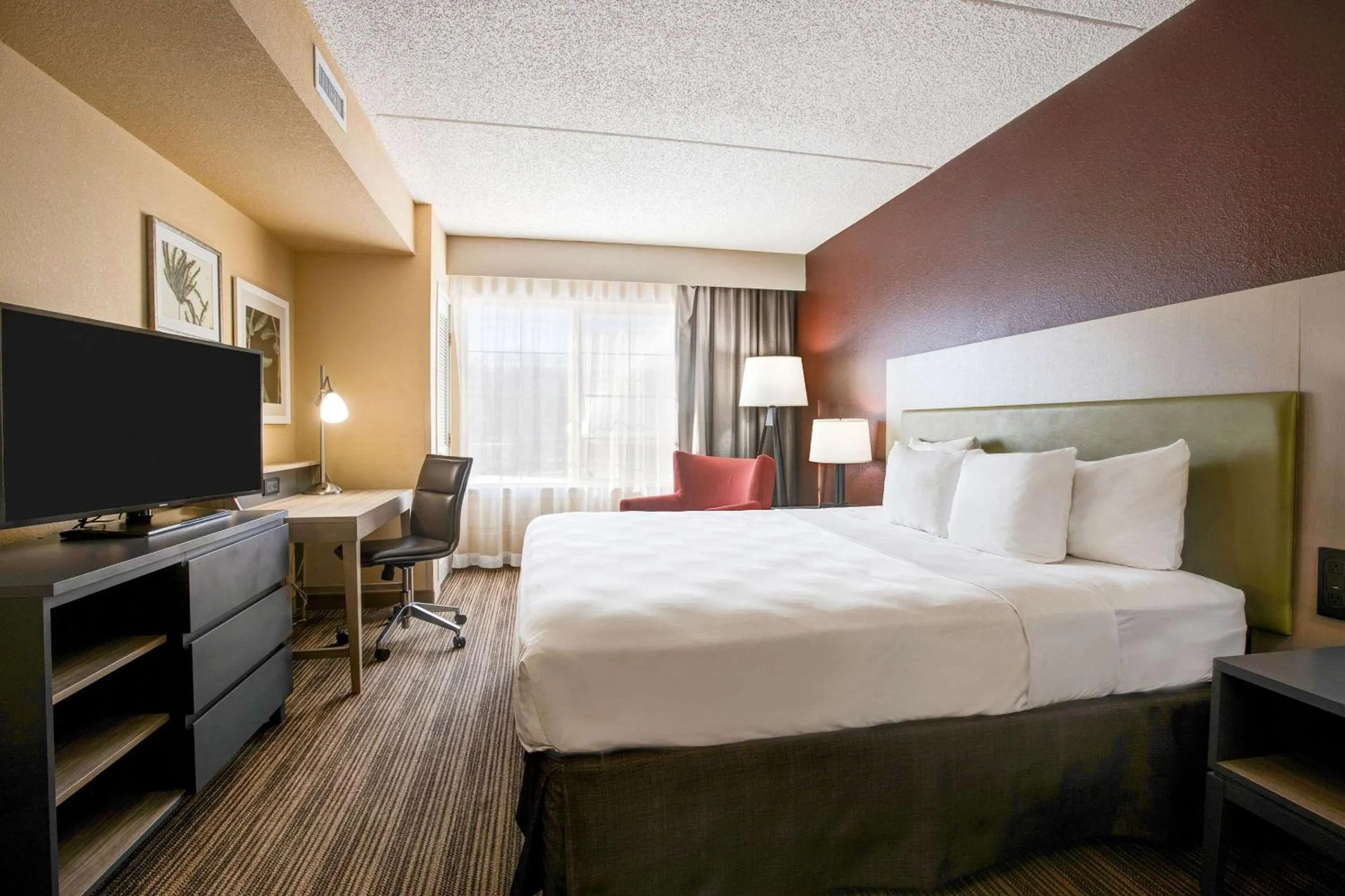 Bedroom, Bed in Comfort Inn & Suites St Paul Northeast