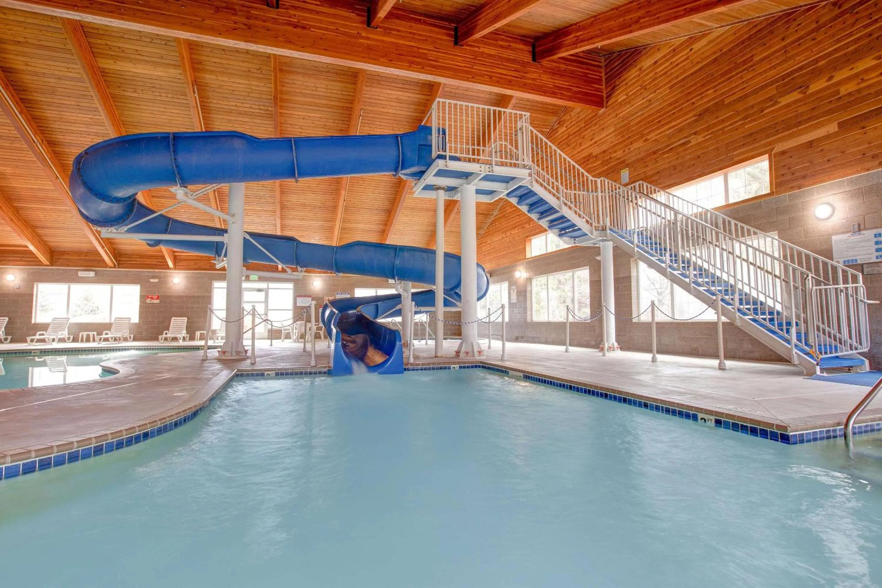 Swimming pool in Comfort Inn & Suites St Paul Northeast