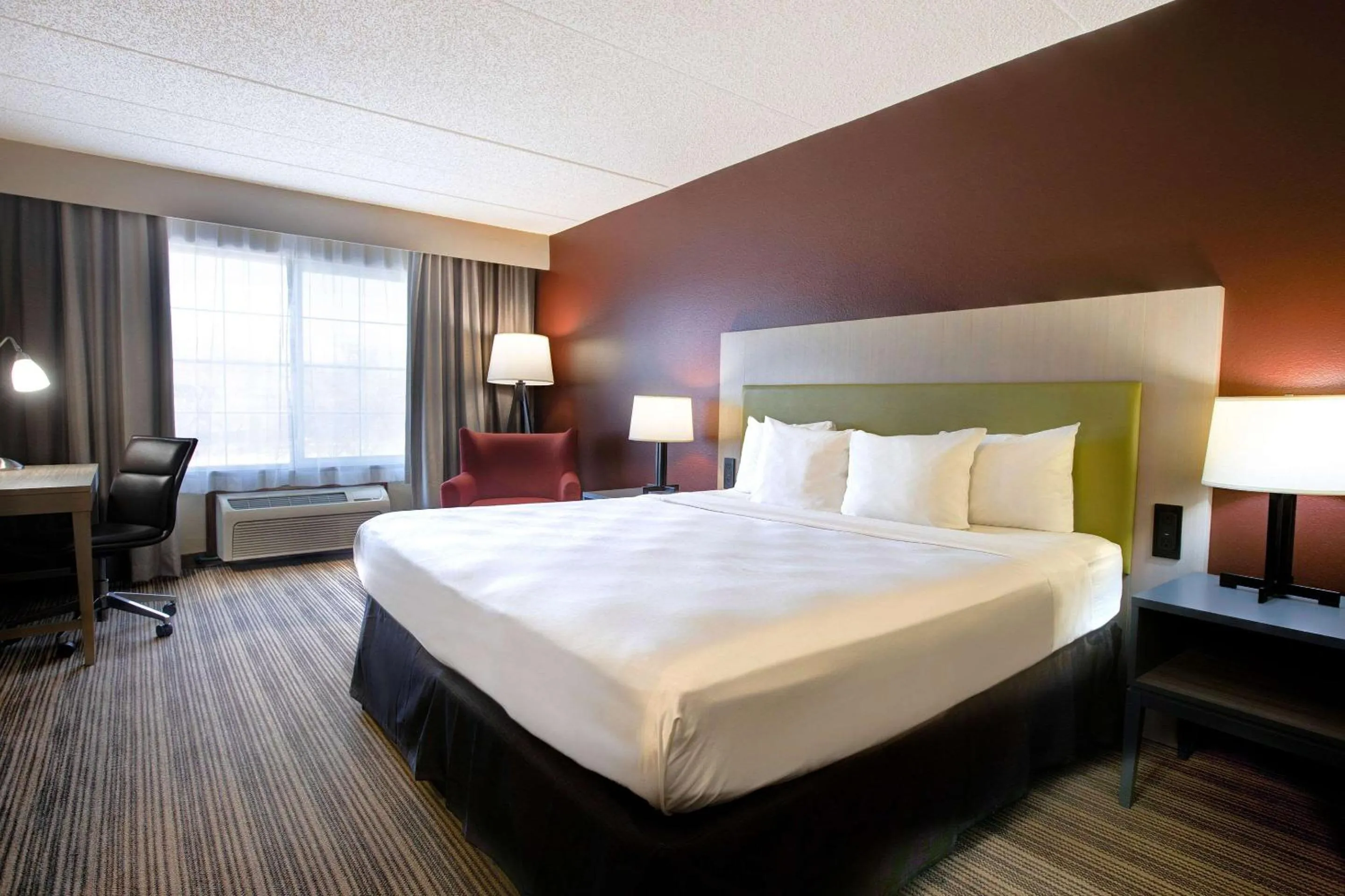 Bedroom, Bed in Comfort Inn & Suites St Paul Northeast