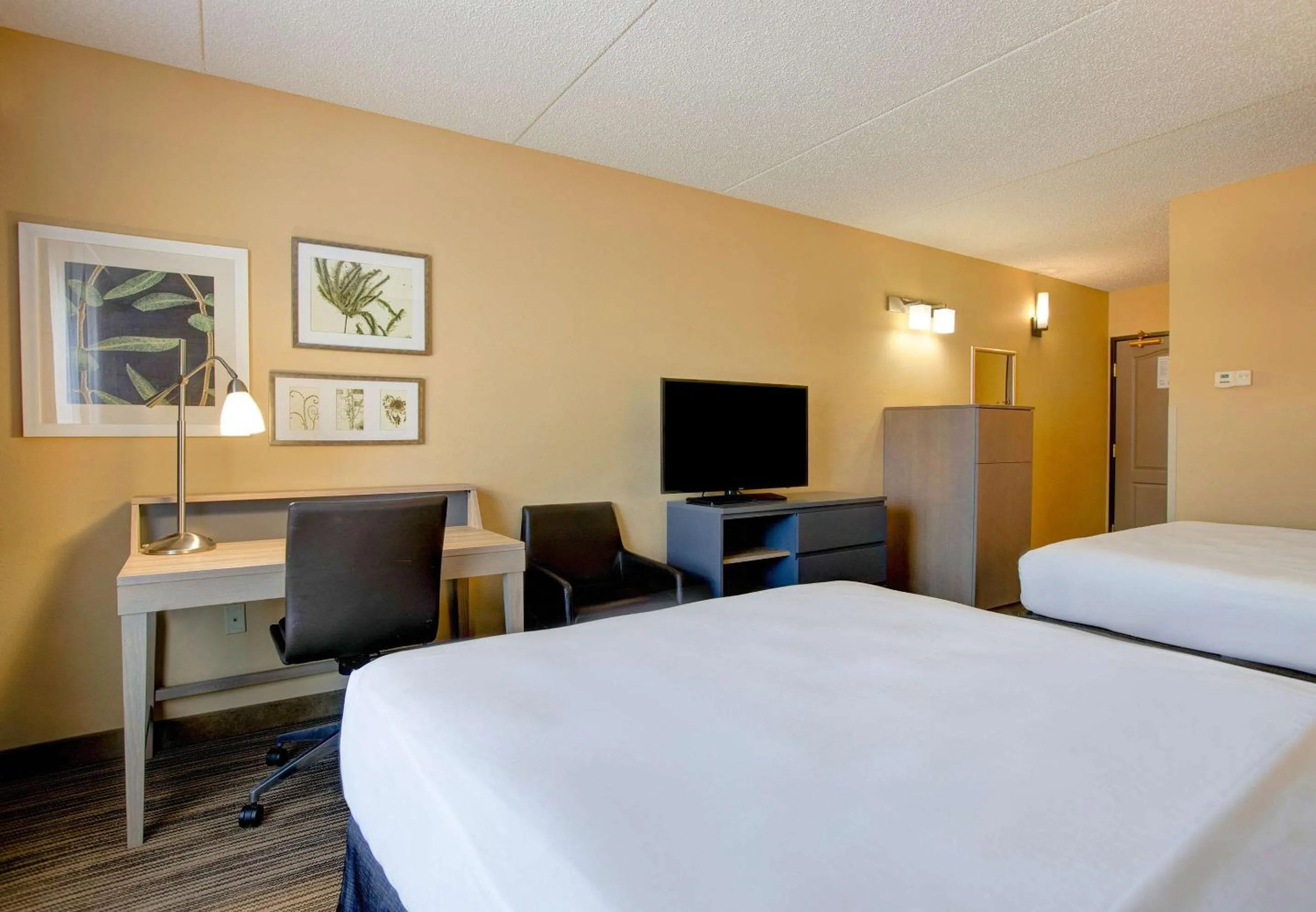 Bedroom, Bed in Comfort Inn & Suites St Paul Northeast