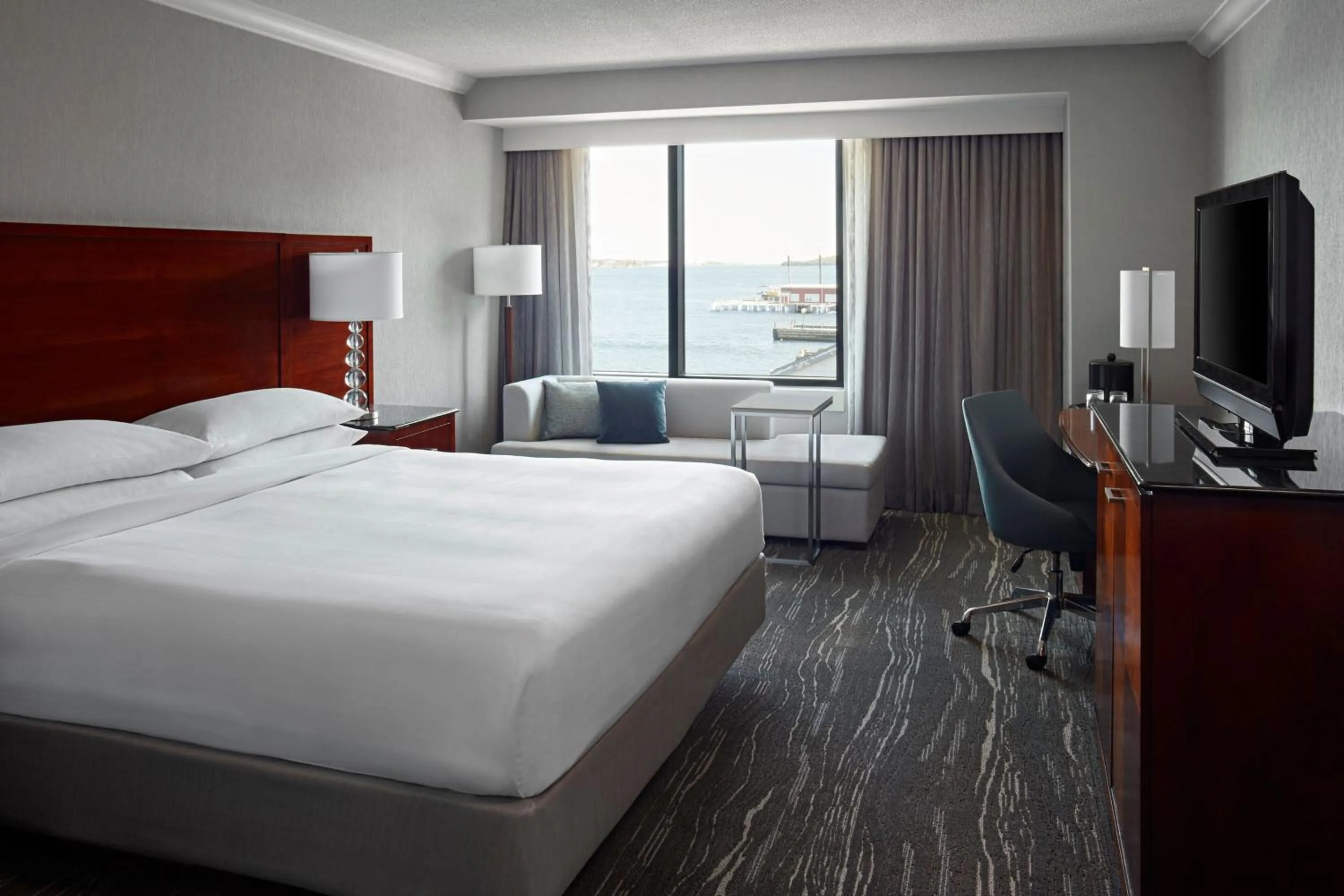 Photo of the whole room, Bed in Halifax Marriott Harbourfront Hotel