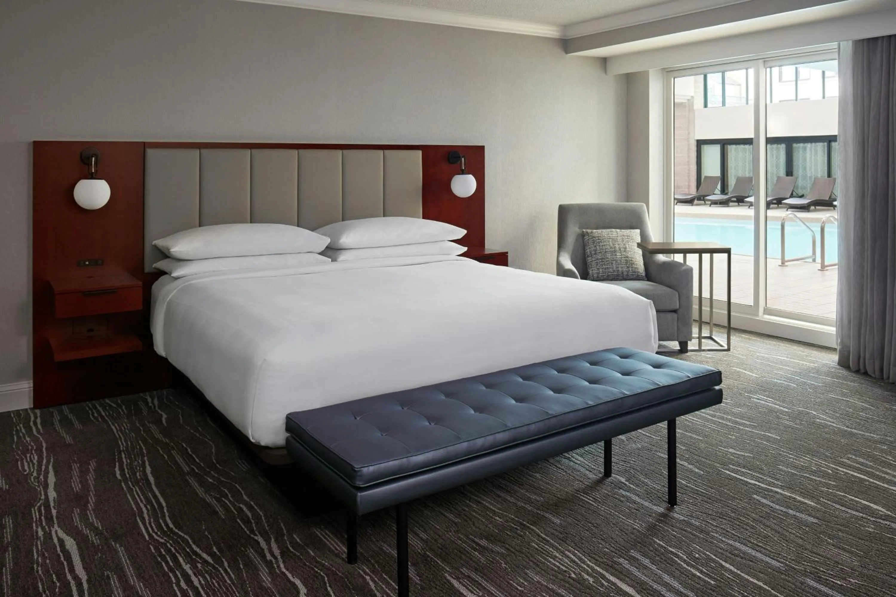 Photo of the whole room, Bed in Halifax Marriott Harbourfront Hotel