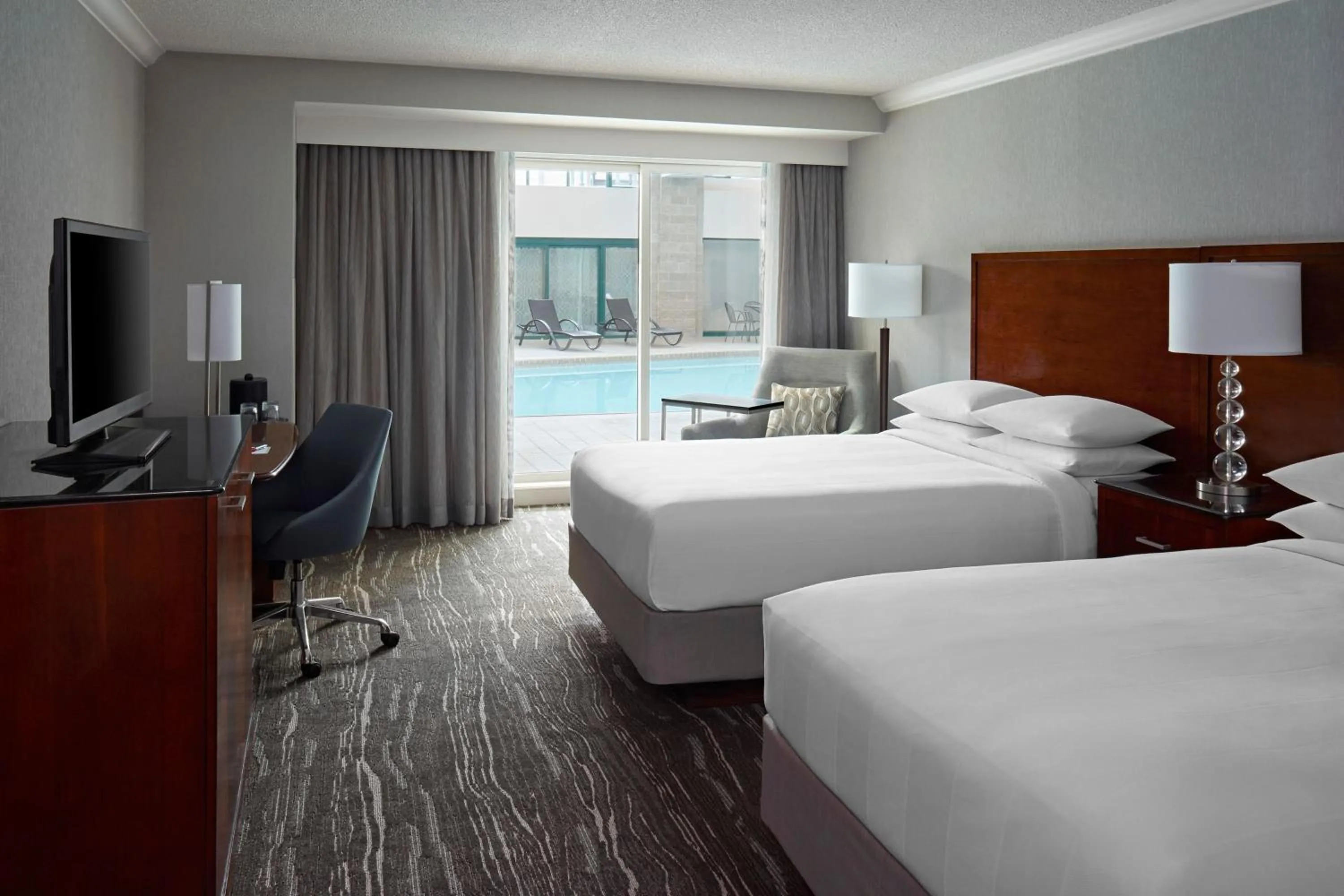 Swimming pool, Bed in Halifax Marriott Harbourfront Hotel