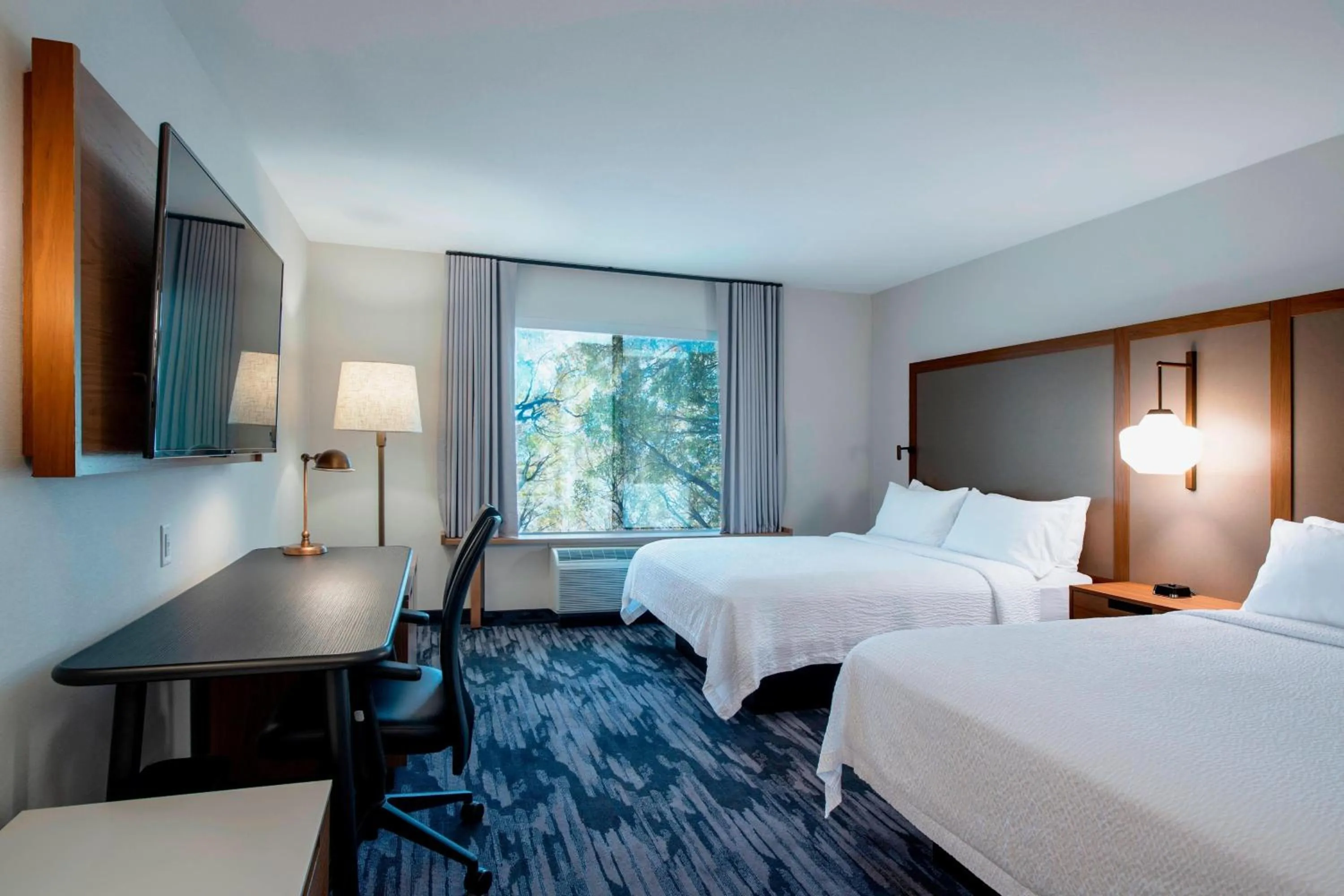 Photo of the whole room, Bed in Fairfield Inn & Suites by Marriott Kelowna