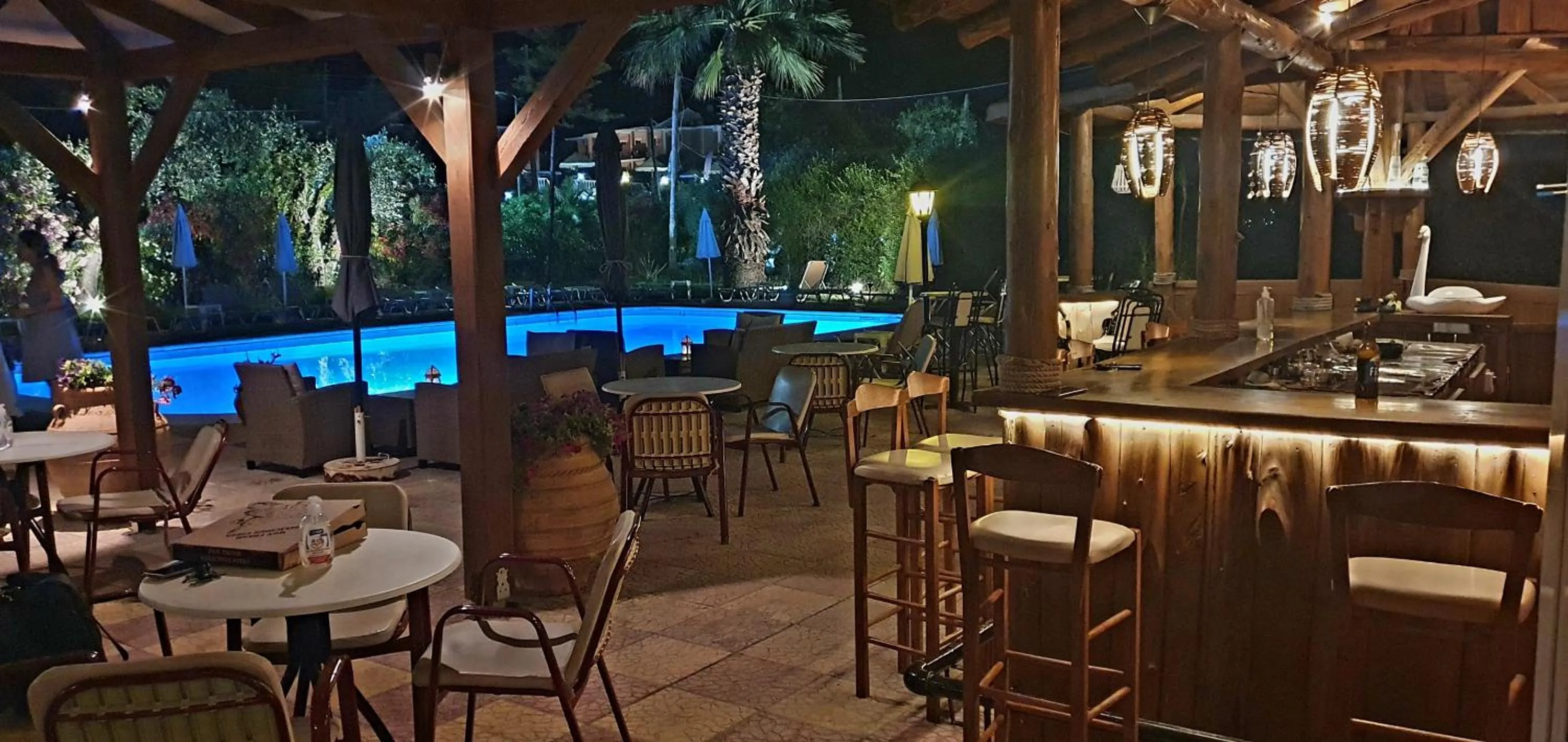 Restaurant/places to eat in Phivos Hotel