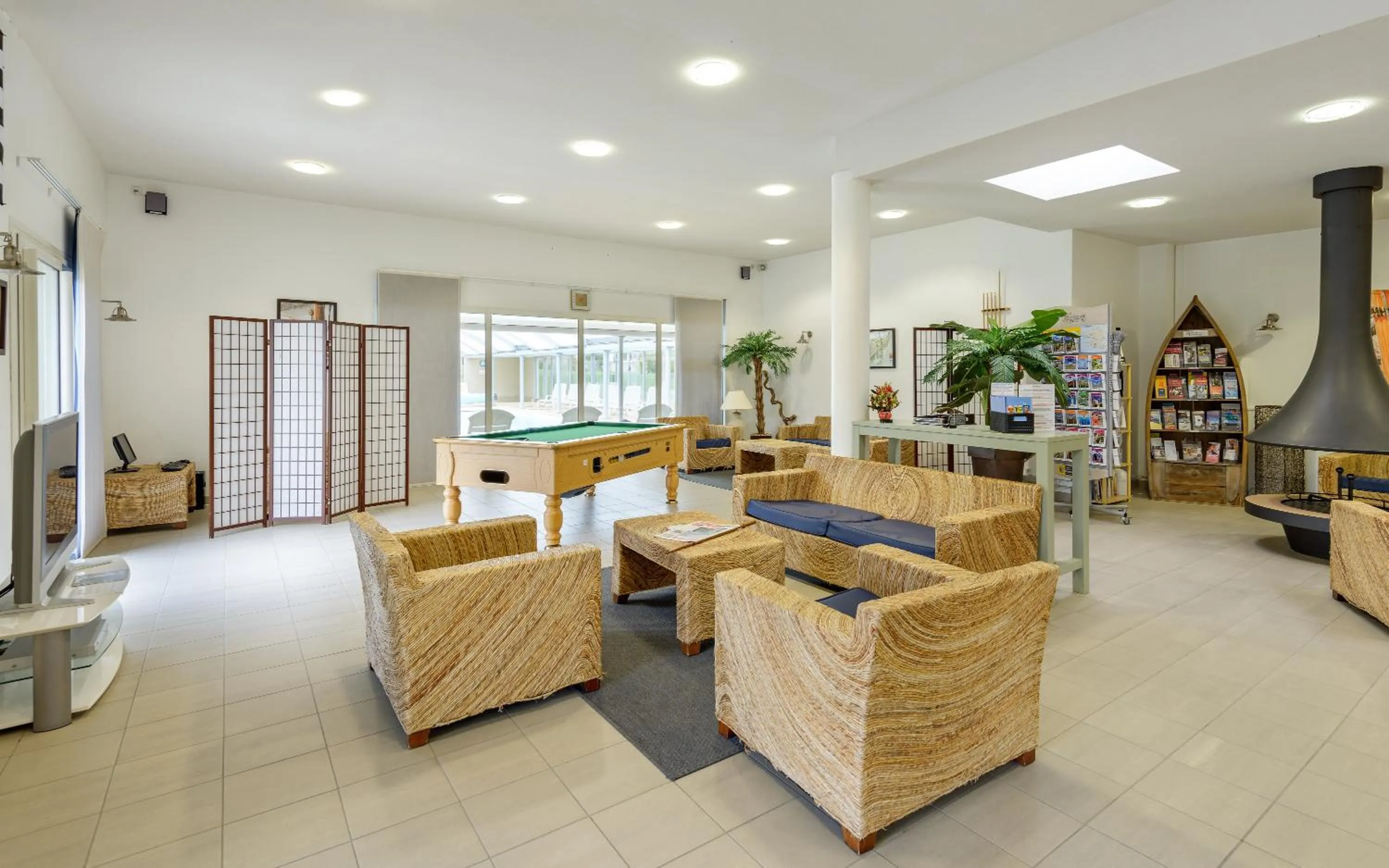 Communal lounge/ TV room in Lagrange Vacances Le Hameau De Peemor Pen