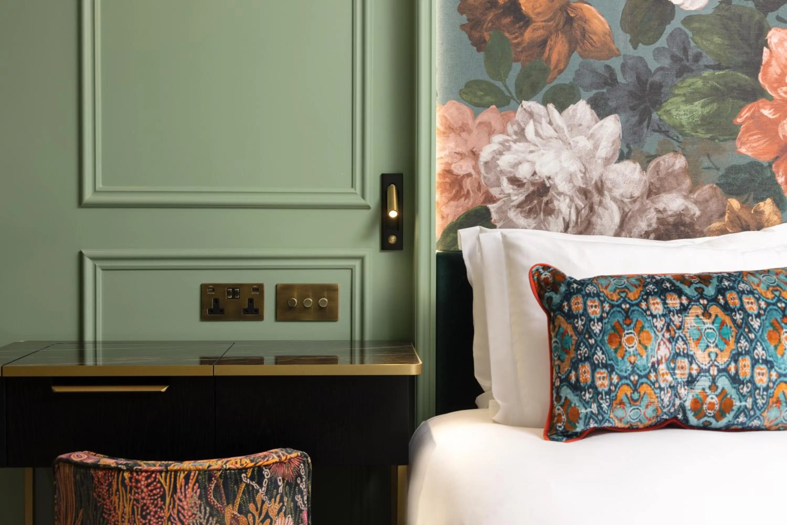 Bedroom, Bed in The Kensington Hideaway