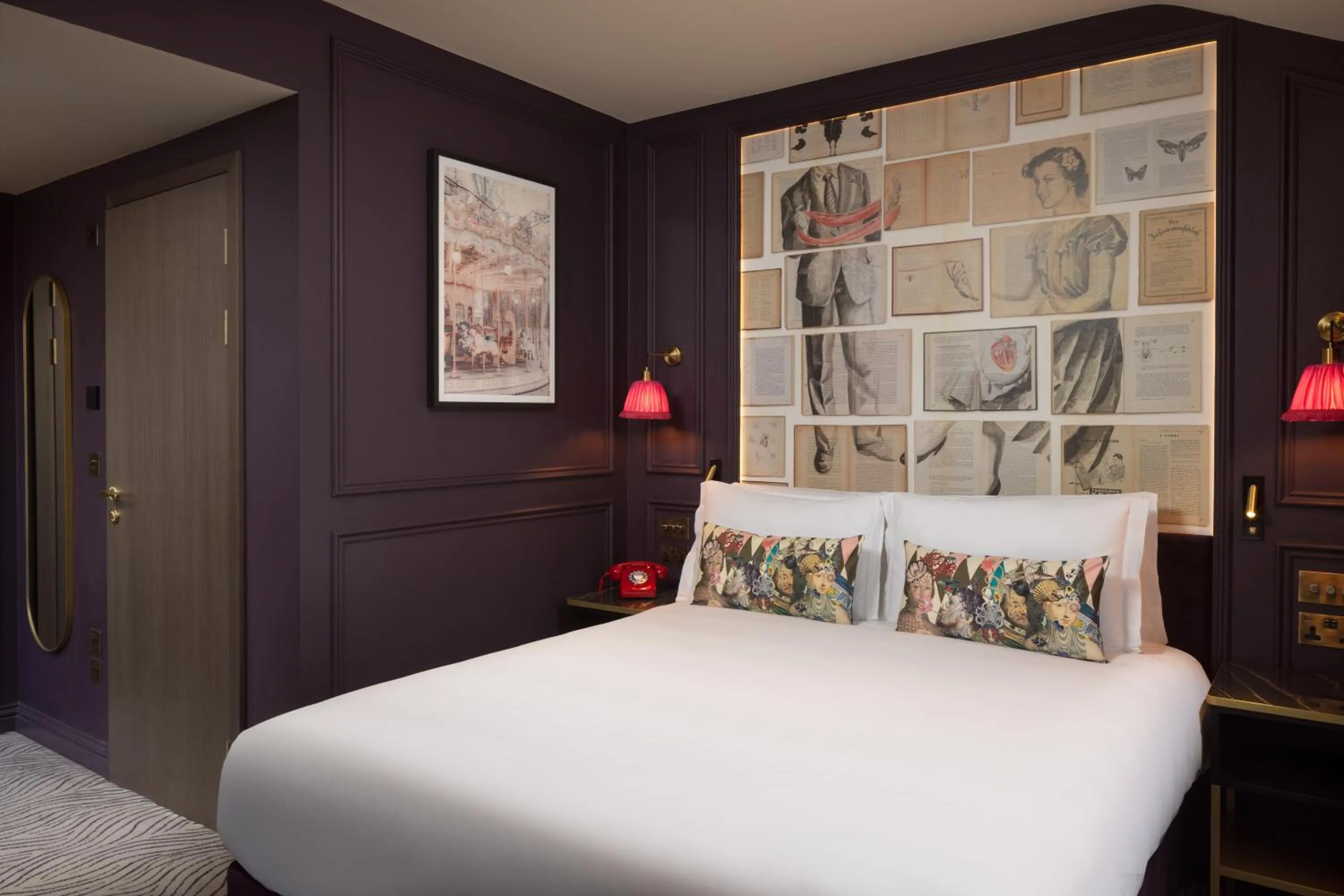 Bedroom, Bed in The Kensington Hideaway