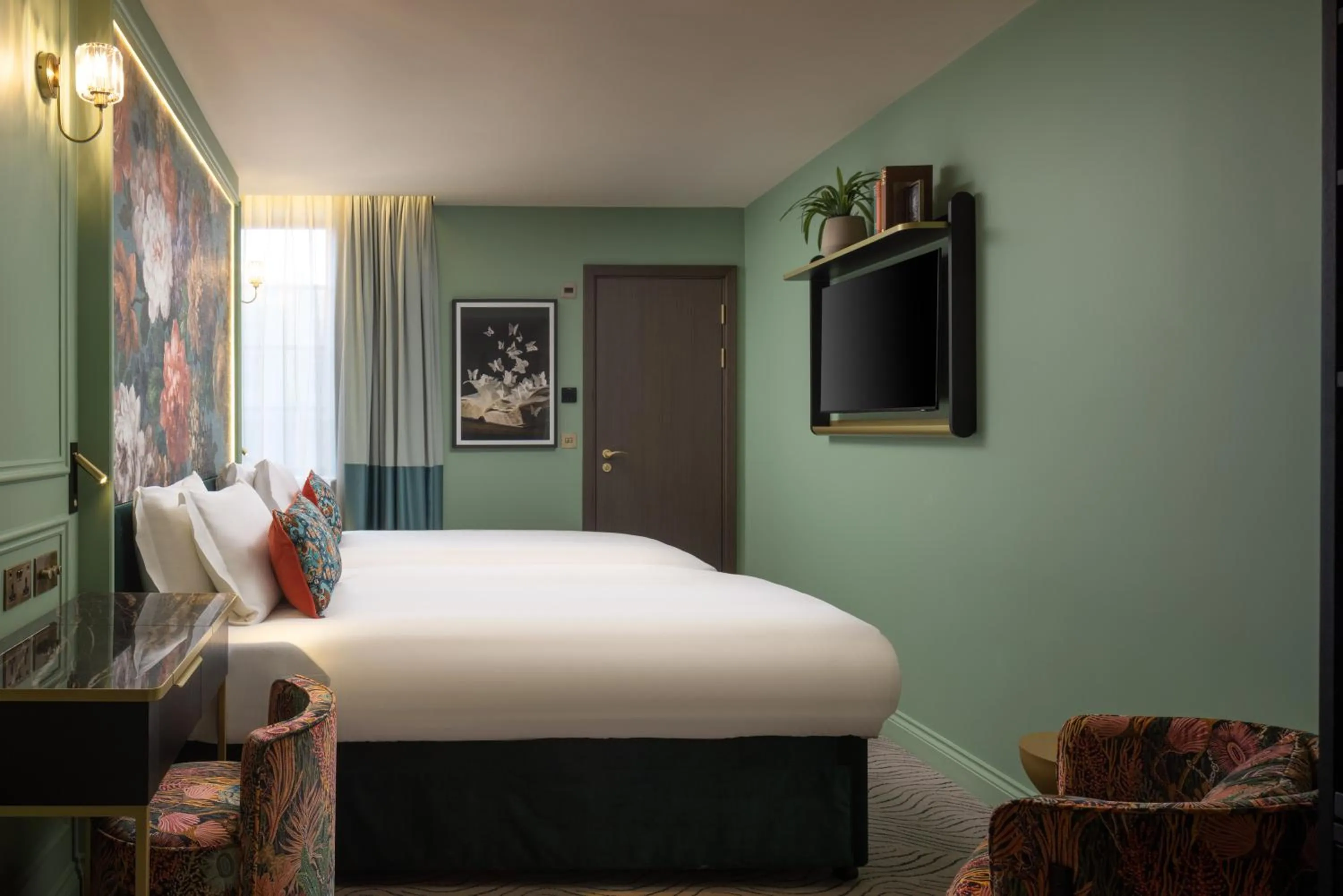 Bedroom, Bed in The Kensington Hideaway