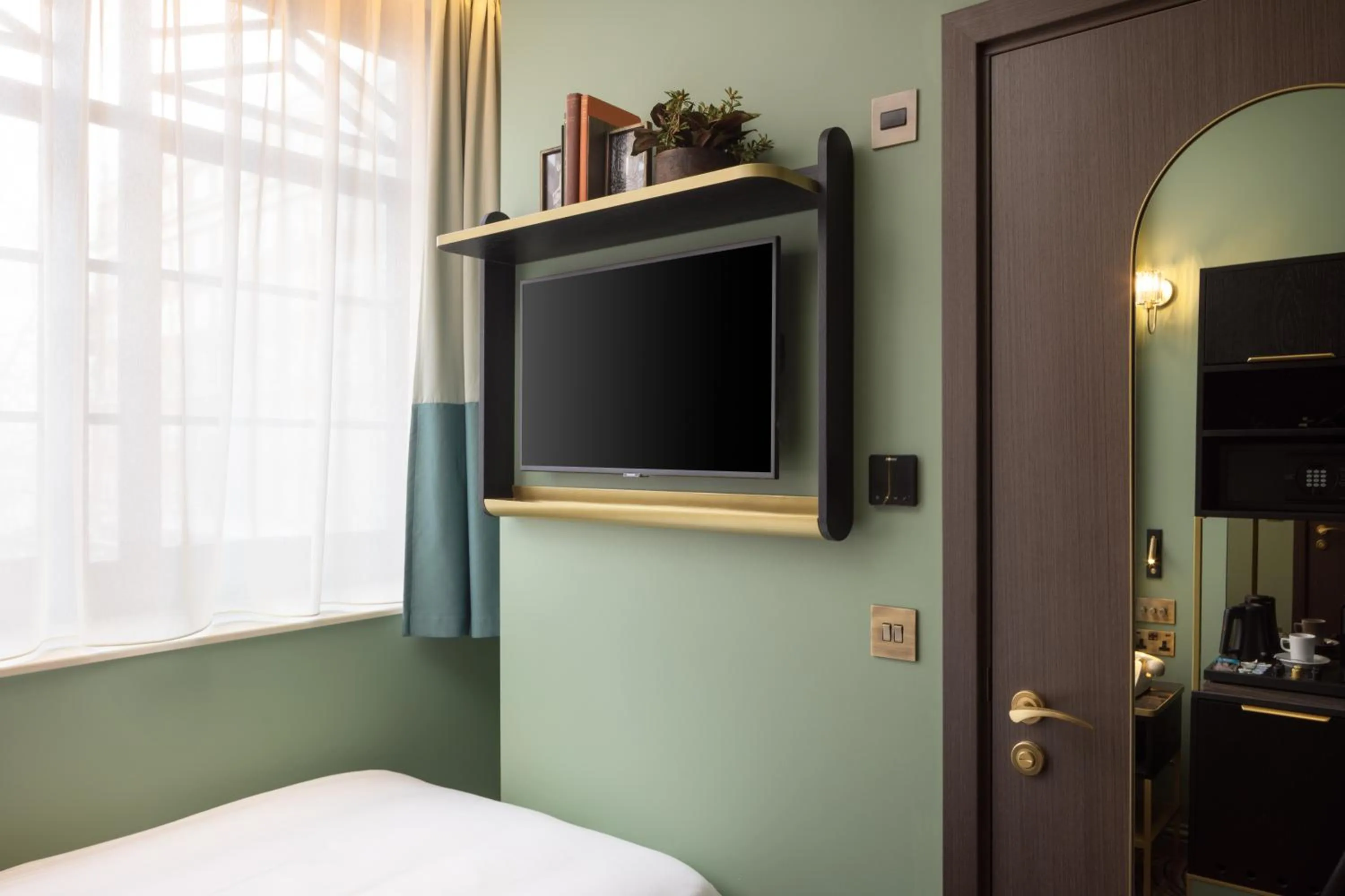 Bedroom, Bed in The Kensington Hideaway