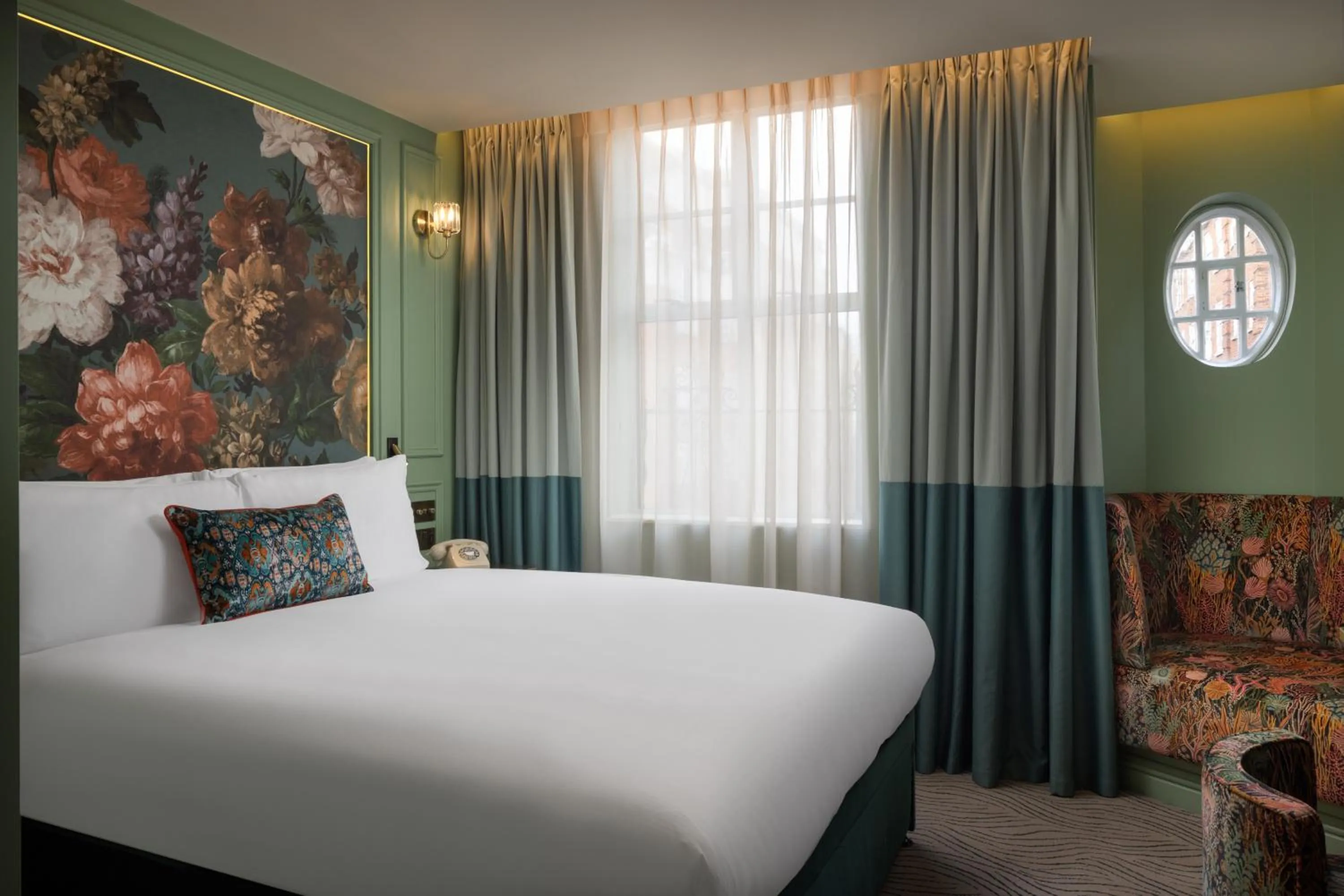 Bedroom, Bed in The Kensington Hideaway