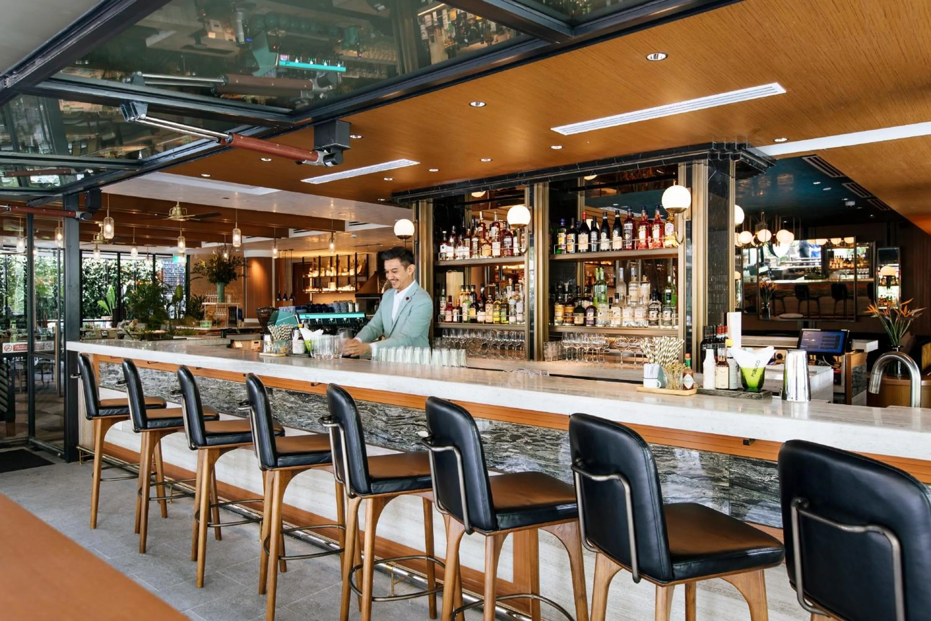 Lounge or bar in InterContinental Singapore Robertson Quay by IHG