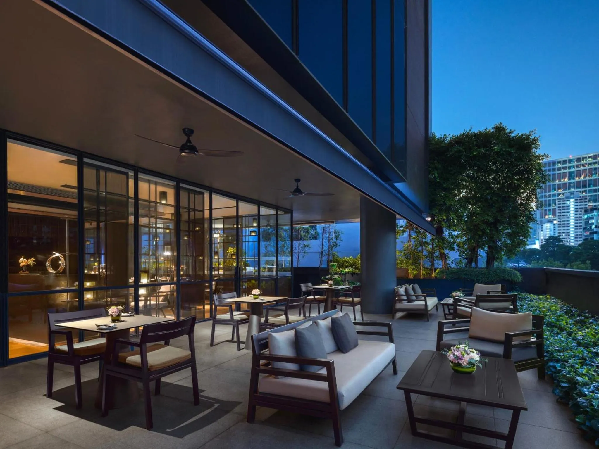 Lounge or bar in InterContinental Singapore Robertson Quay by IHG