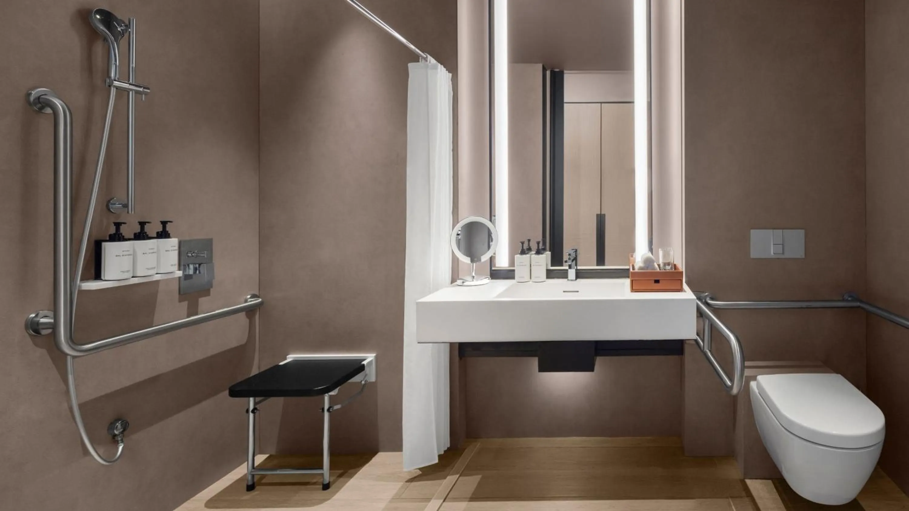 Photo of the whole room in InterContinental Singapore Robertson Quay by IHG