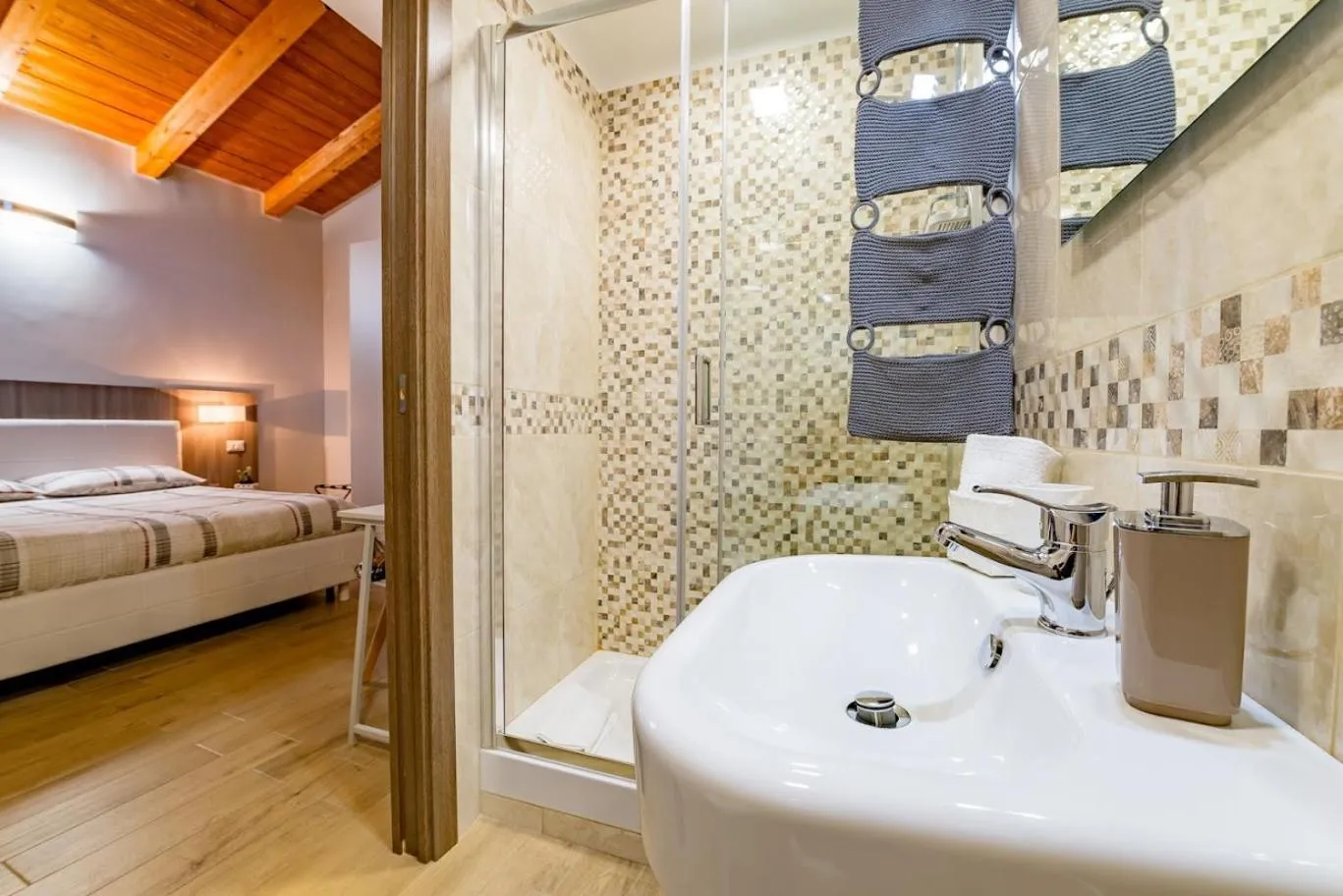 Shower, Bed in La Finestra sul Cortile B&B
