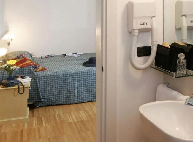 Photo of the whole room, Bed in Hotel Mary