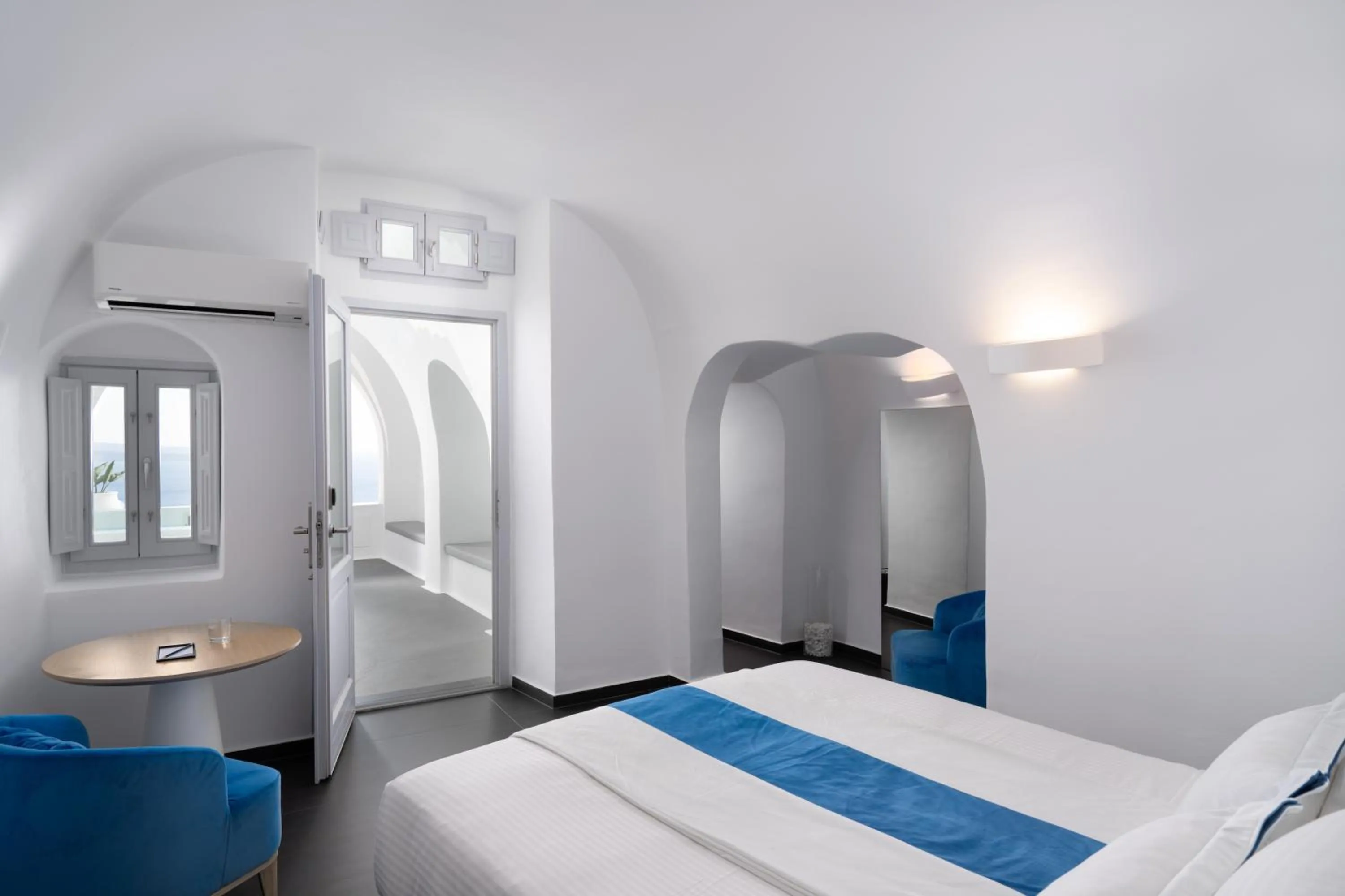 Photo of the whole room, Bed in Katikies Santorini - The Leading Hotels Of The World
