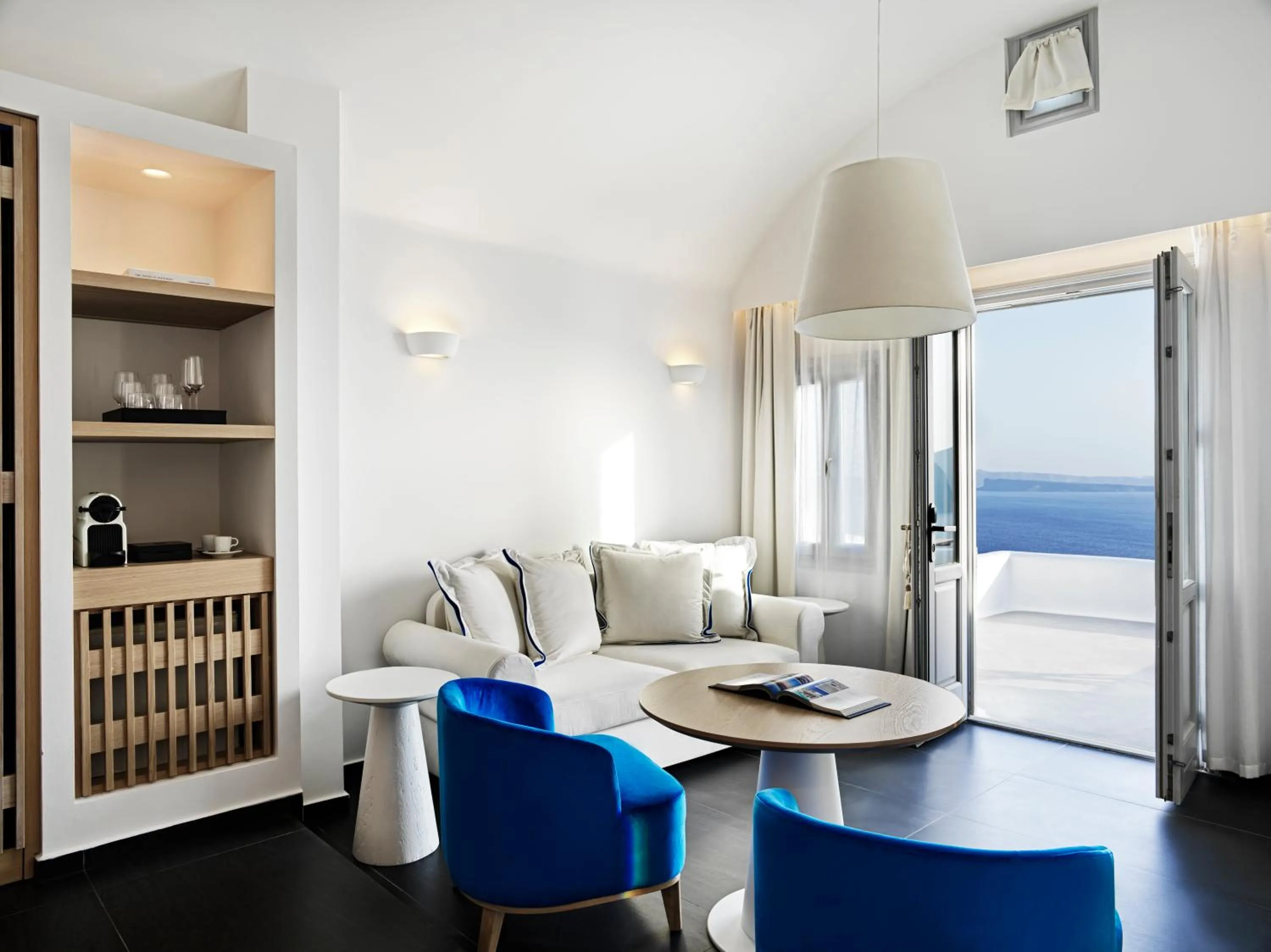 Seating area, Bed in Katikies Santorini - The Leading Hotels Of The World