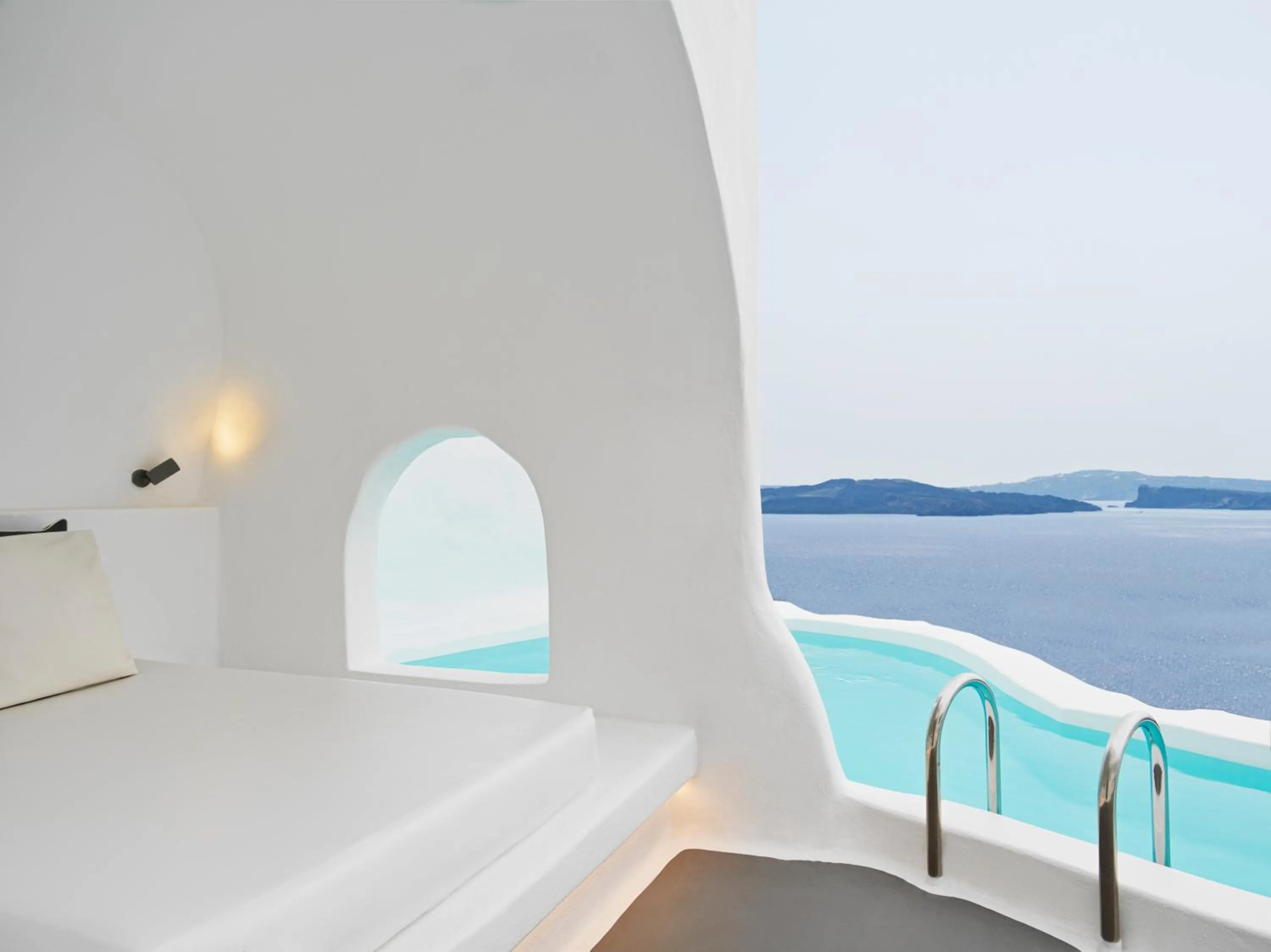 Sea view, Bed in Katikies Santorini - The Leading Hotels Of The World