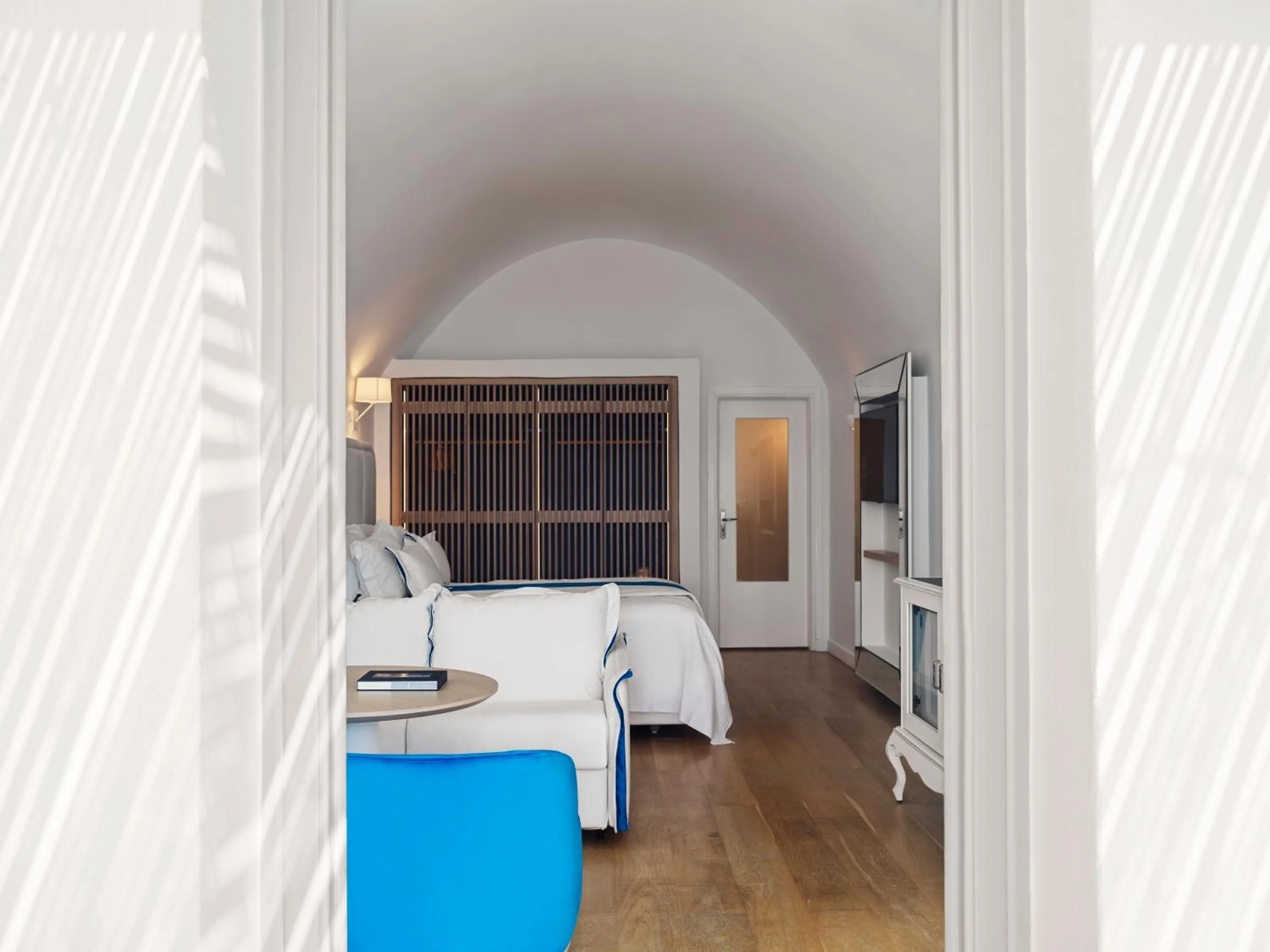 Photo of the whole room, Bed in Katikies Santorini - The Leading Hotels Of The World