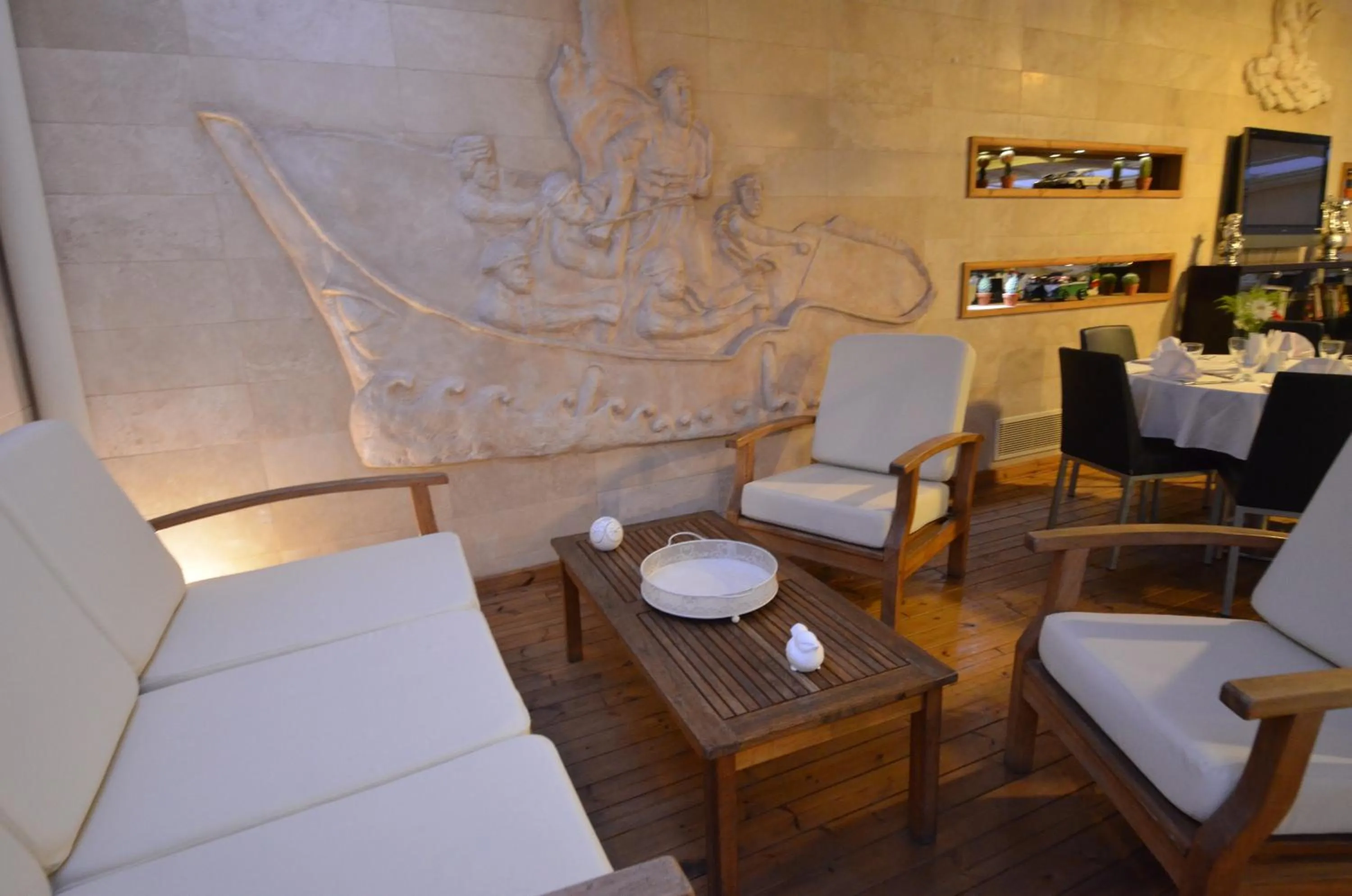 Restaurant/places to eat in May park HOTEL