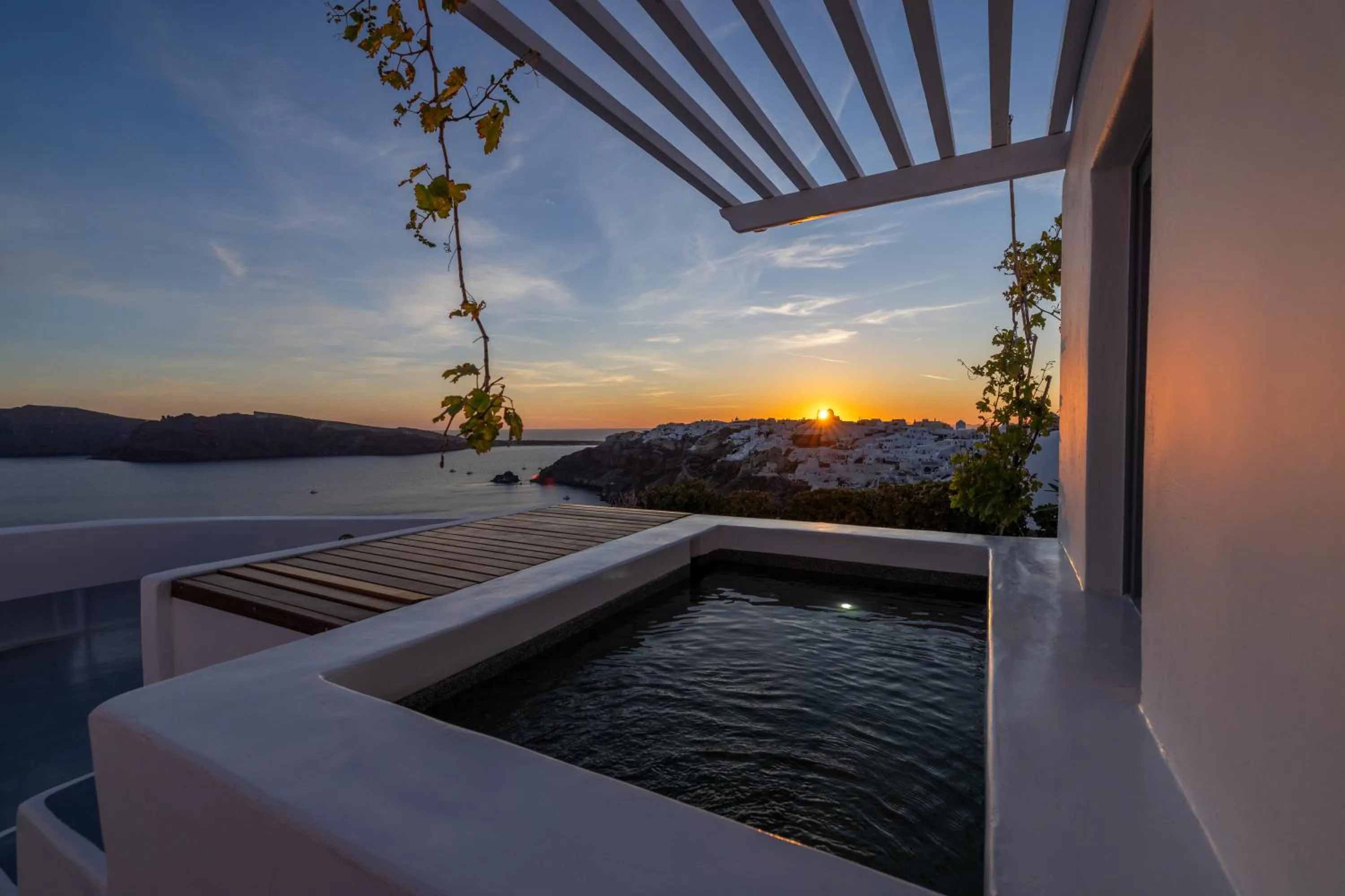 Hot Tub in IKIES Santorini
