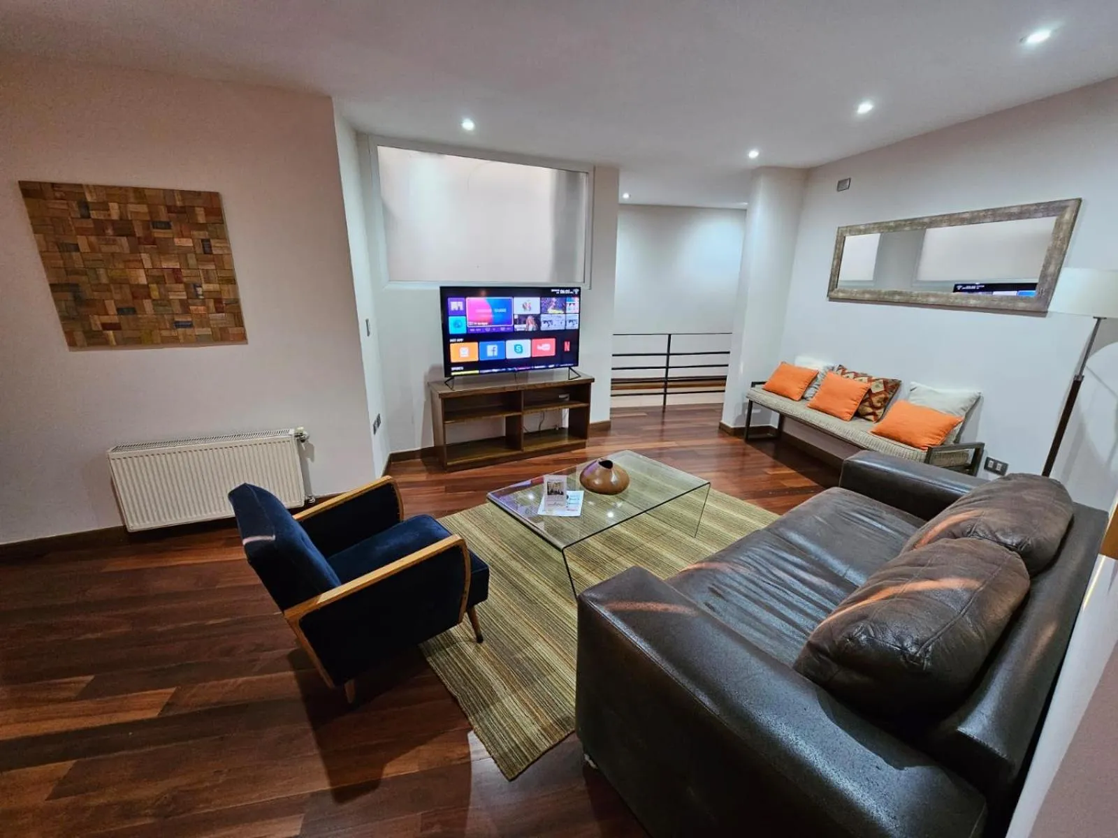 Communal lounge/ TV room in Lastarria Aparts