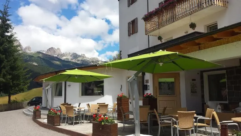 Patio in Ciasa Alpina Relax Hotel