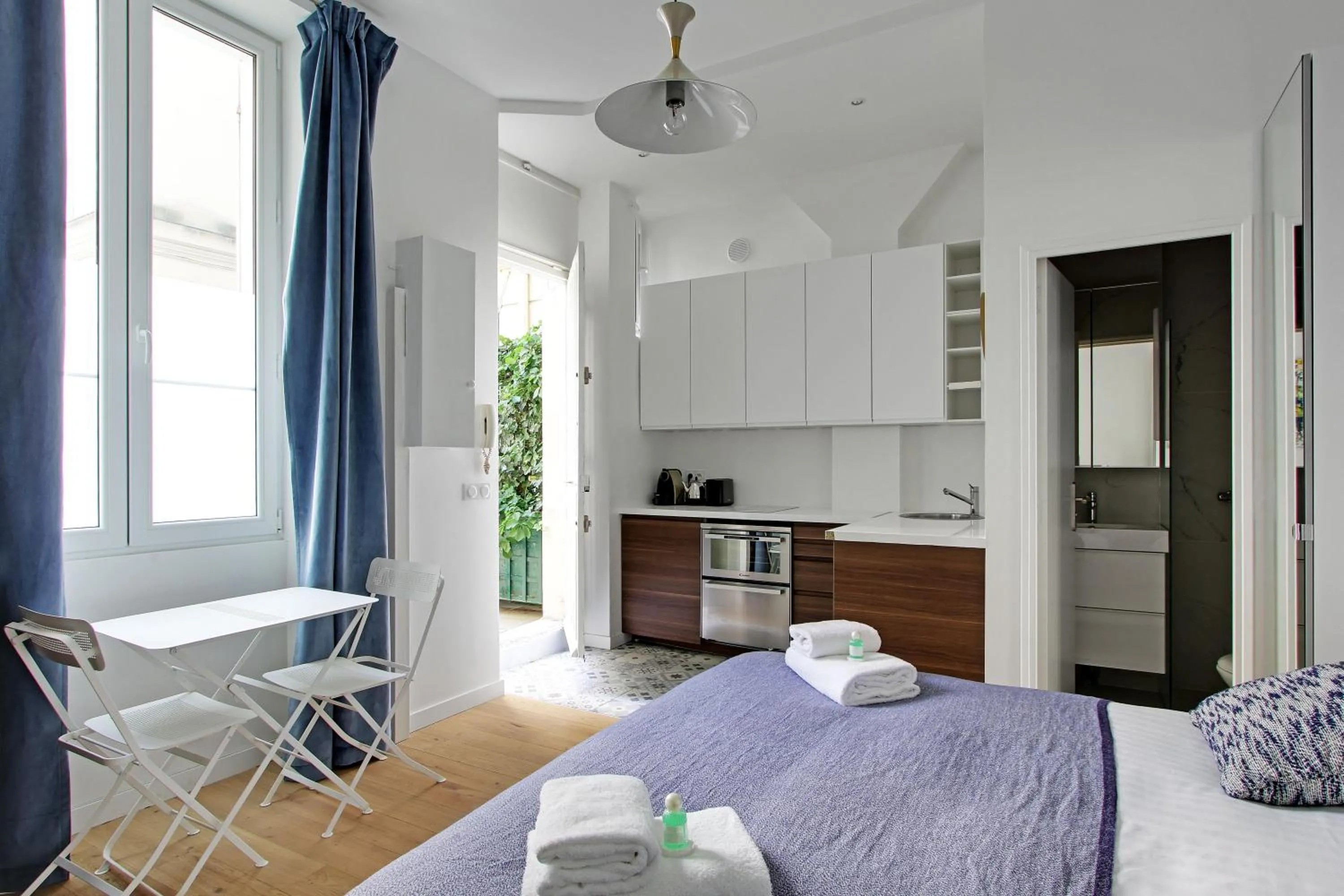 Kitchen or kitchenette, Bed in Pick a Flat's Apartment in Montmartre - Rue des Martyrs studio
