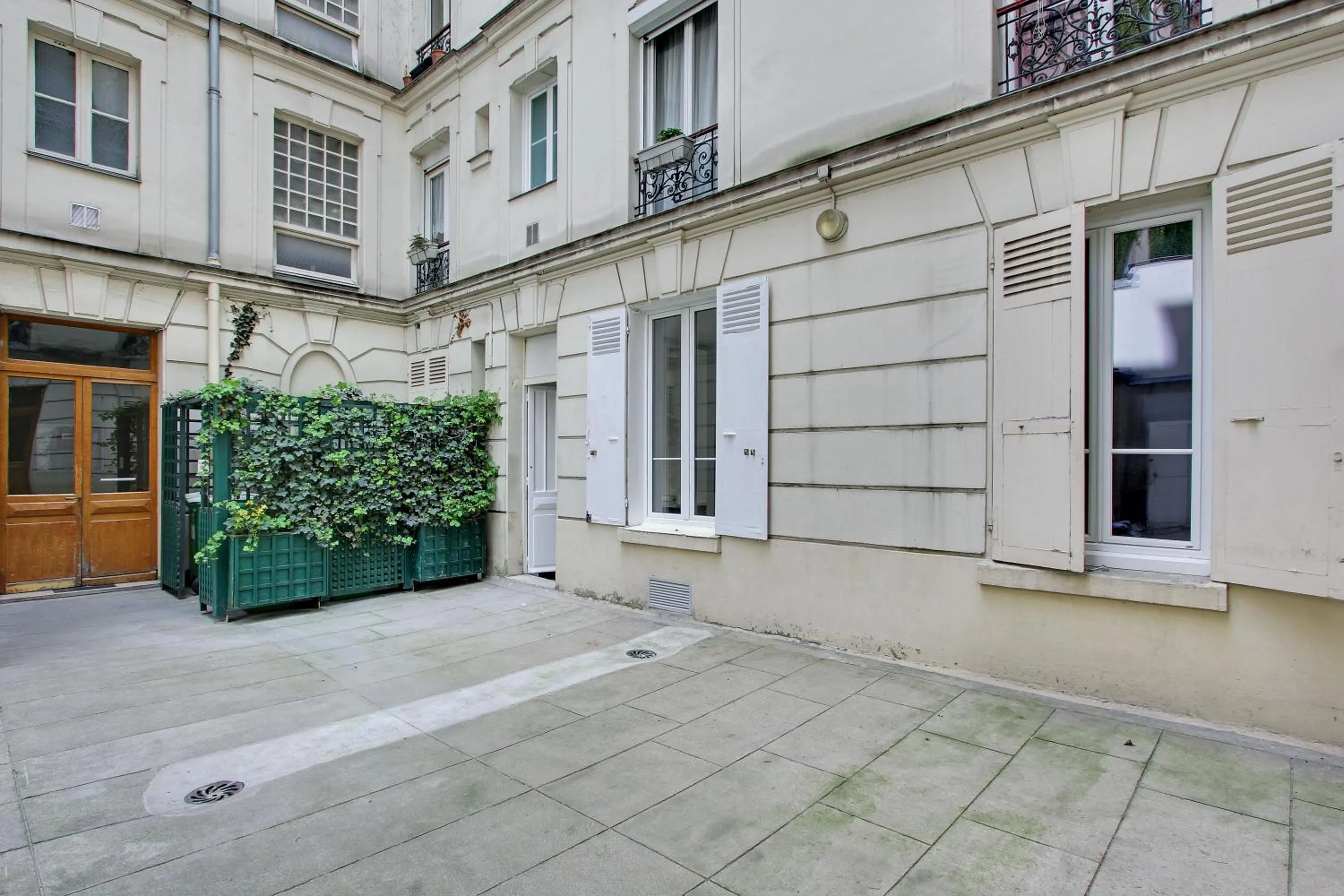 Facade/entrance in Pick a Flat's Apartment in Montmartre - Rue des Martyrs studio