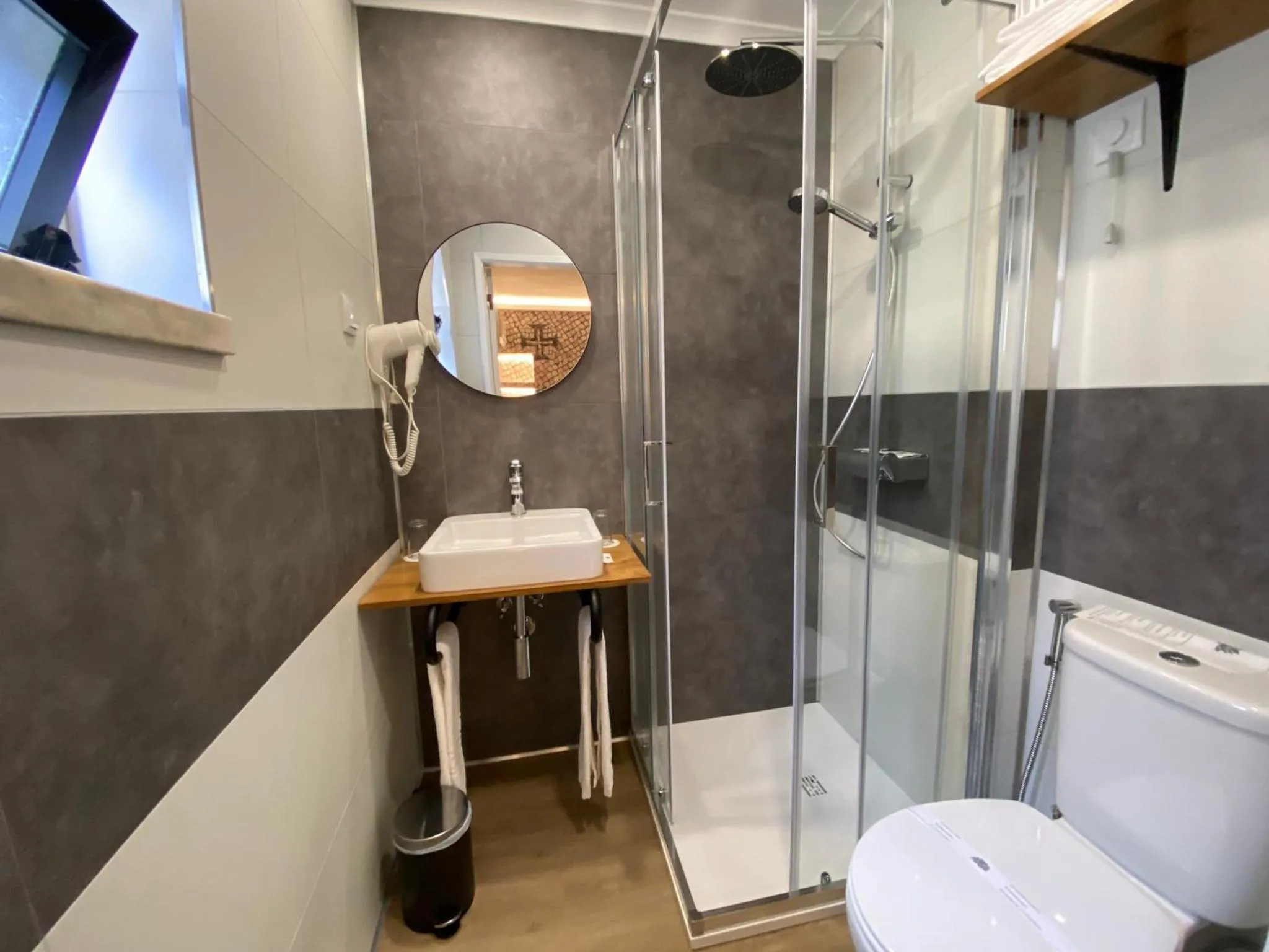 Shower in Hotel Cavaleiros De Cristo