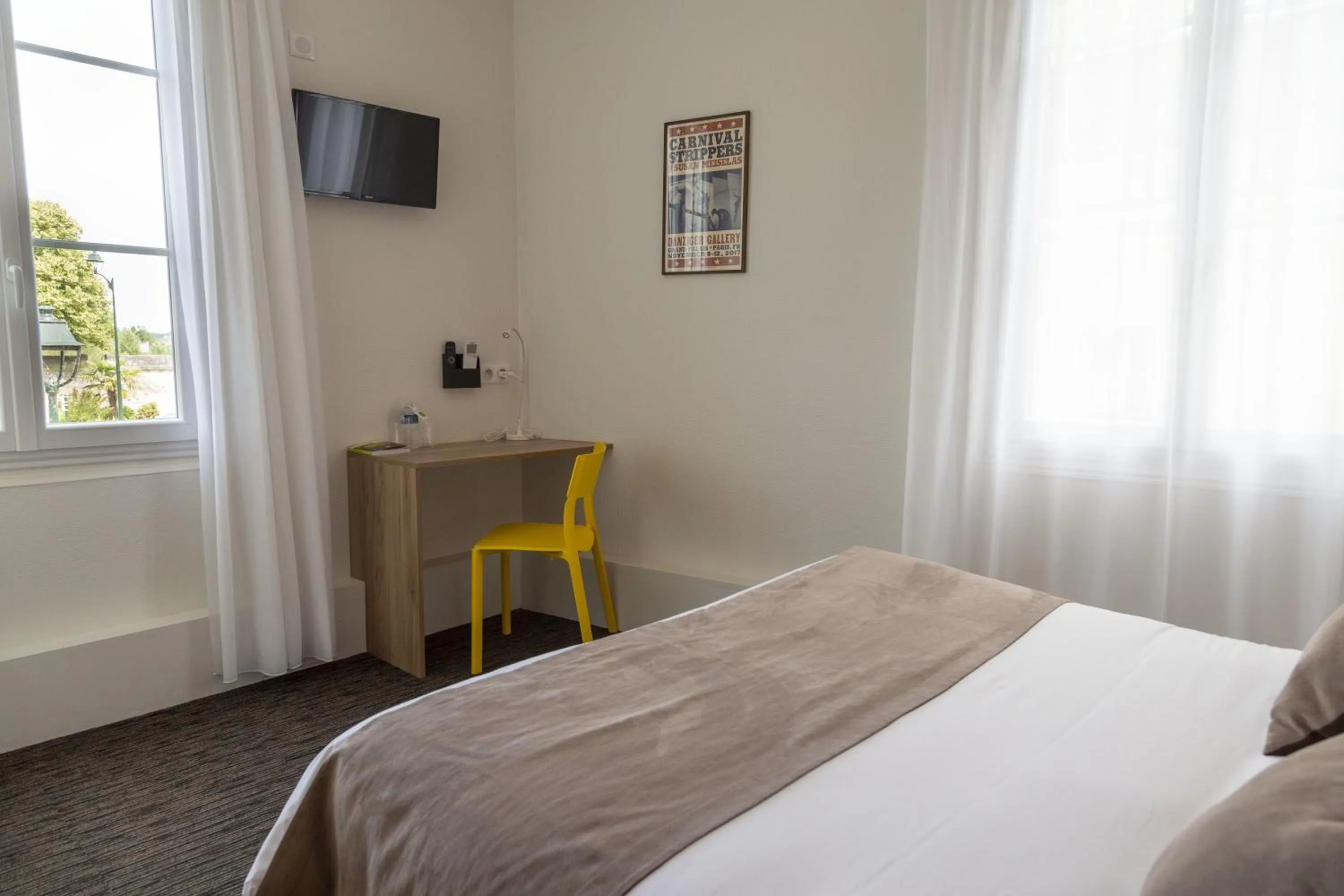 Bedroom, Bed in Logis Hôtel Restaurant Maison Voltaire