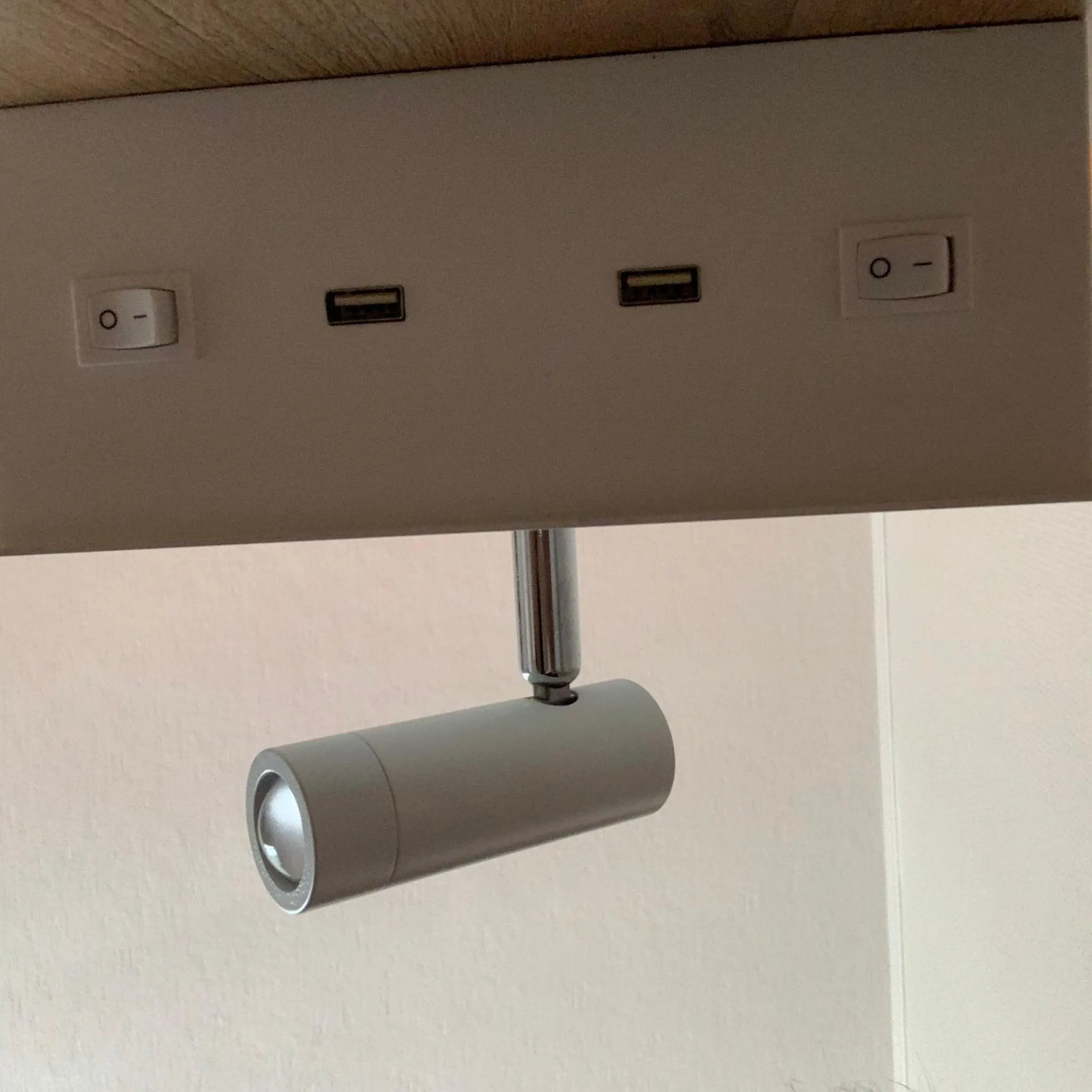 TV and multimedia in Logis Hôtel Restaurant Maison Voltaire