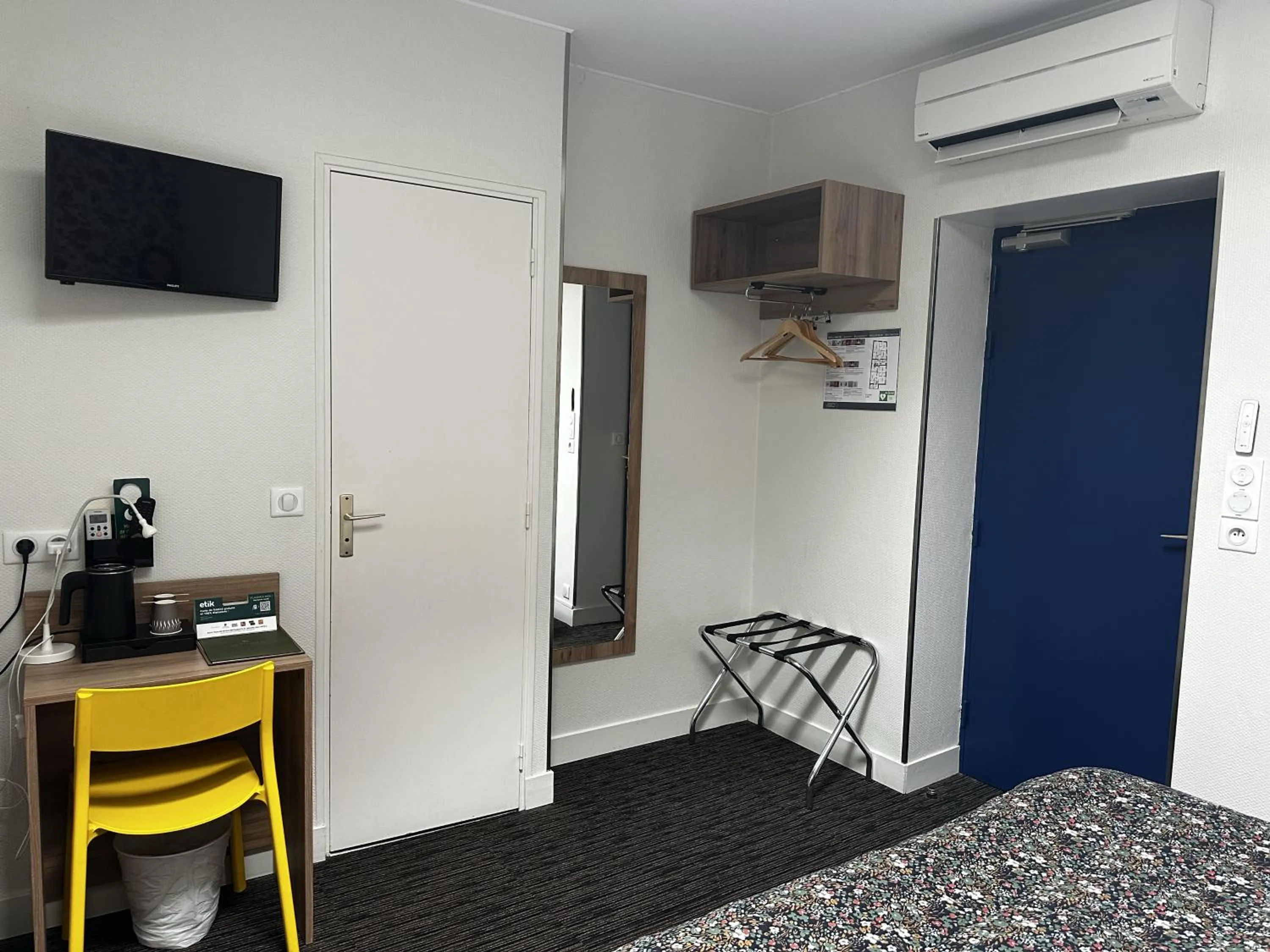 Bed in Logis Hôtel Maison Voltaire