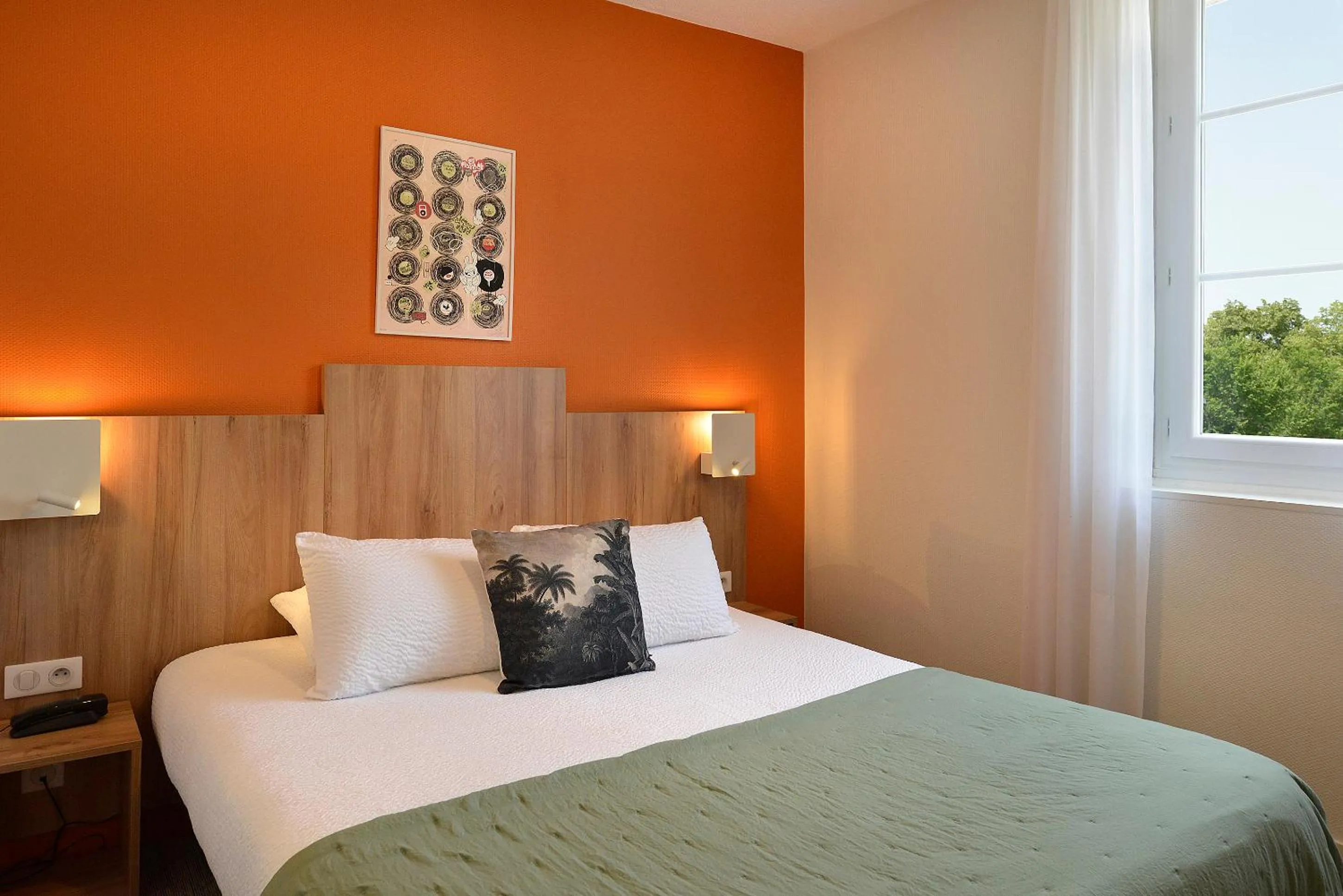 Bed in Logis Hôtel Restaurant Maison Voltaire