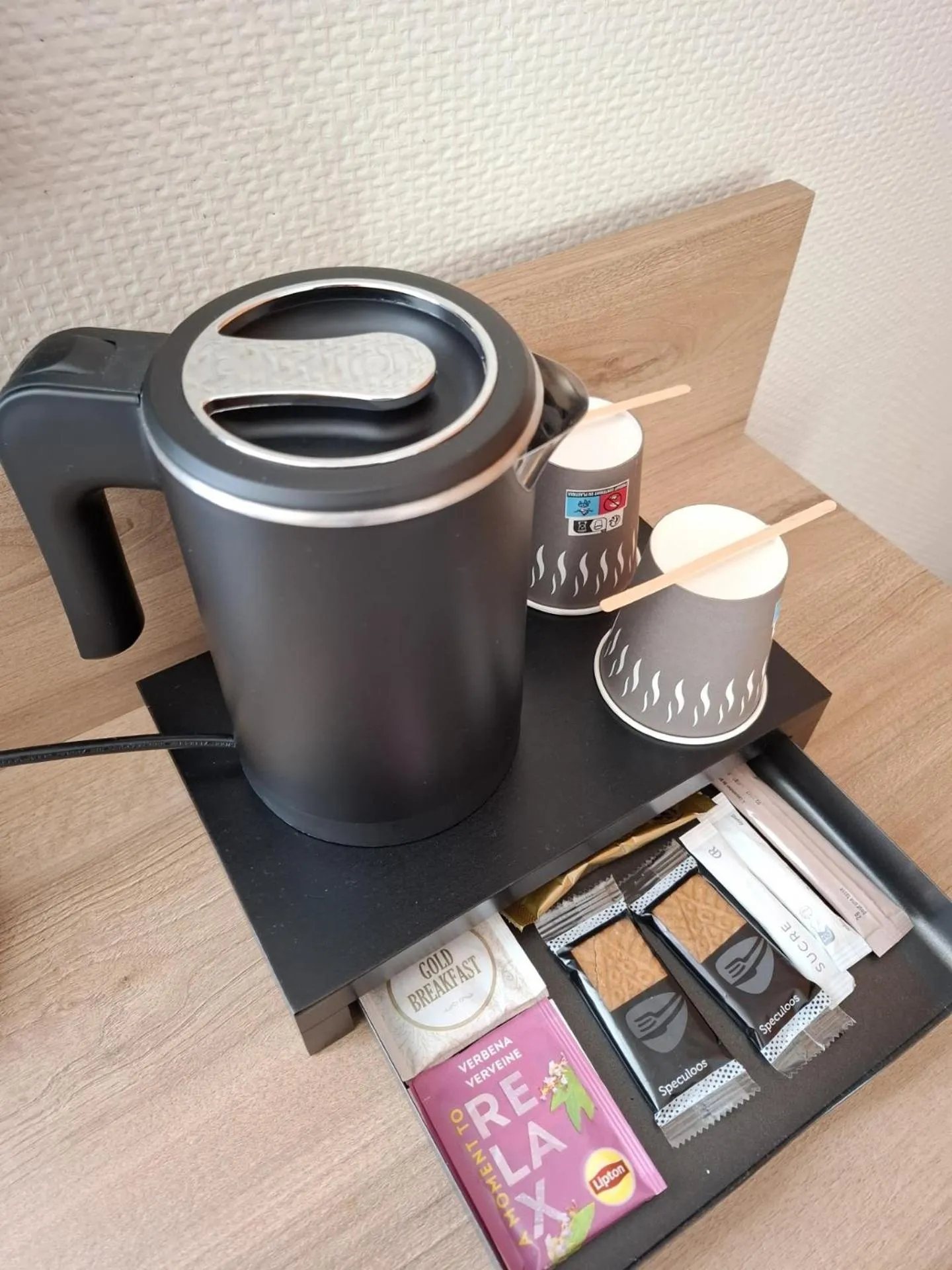 Coffee/tea facilities in Logis Hôtel Restaurant Maison Voltaire