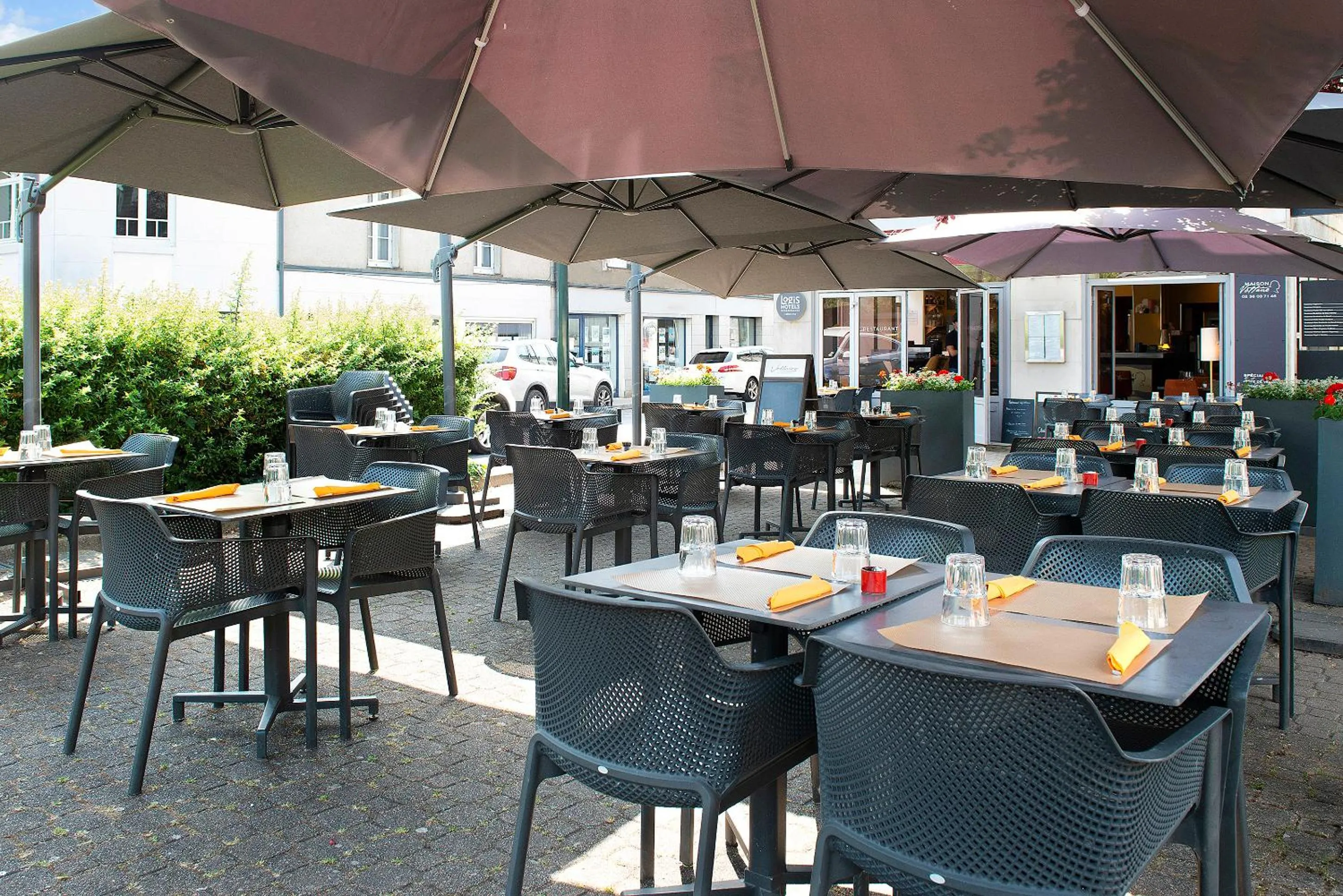 Patio in Logis Hôtel Restaurant Maison Voltaire