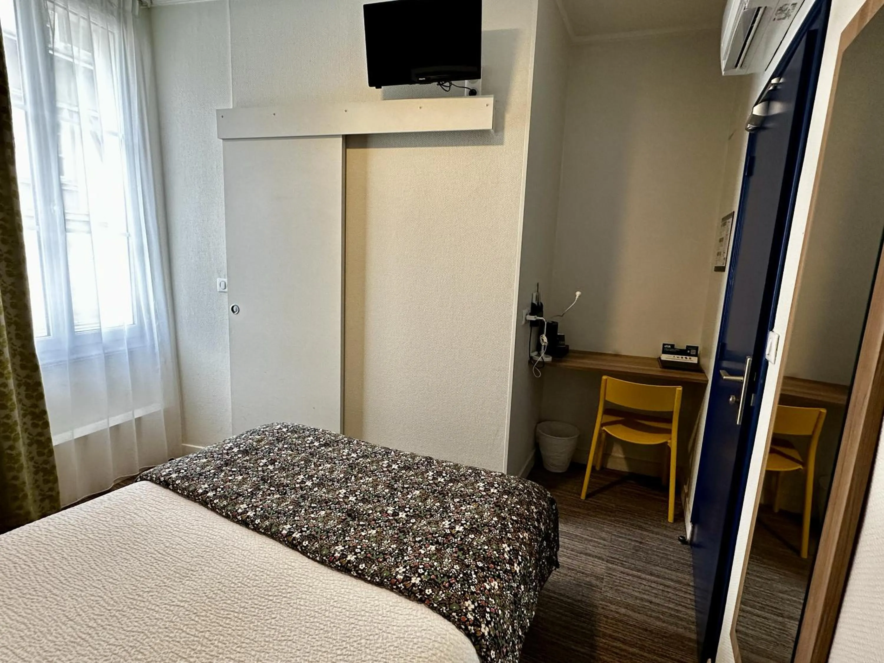 Bed in Logis Hôtel Maison Voltaire