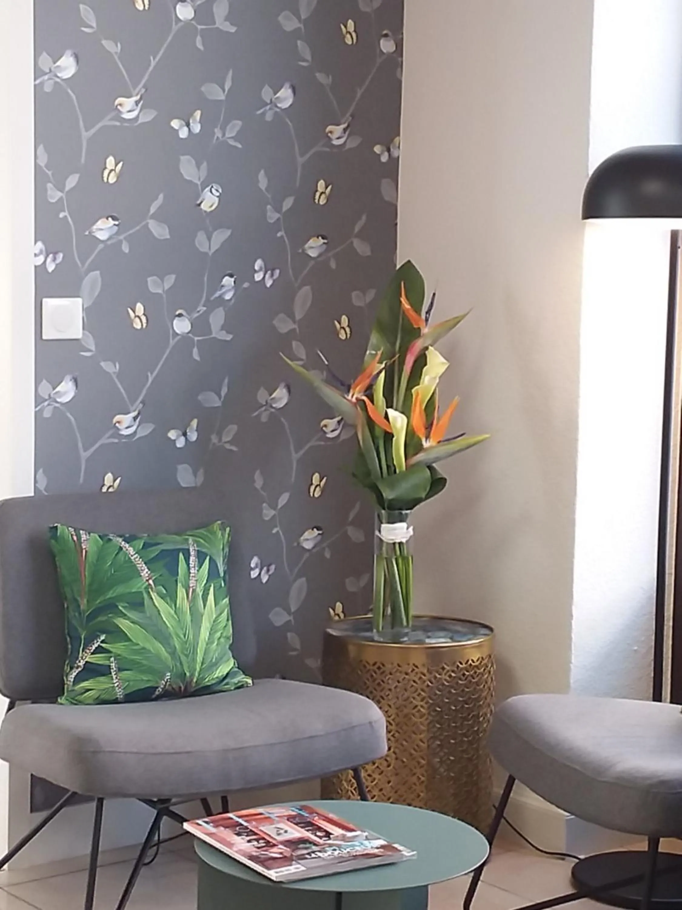 Communal lounge/ TV room in Logis Hôtel Restaurant Maison Voltaire