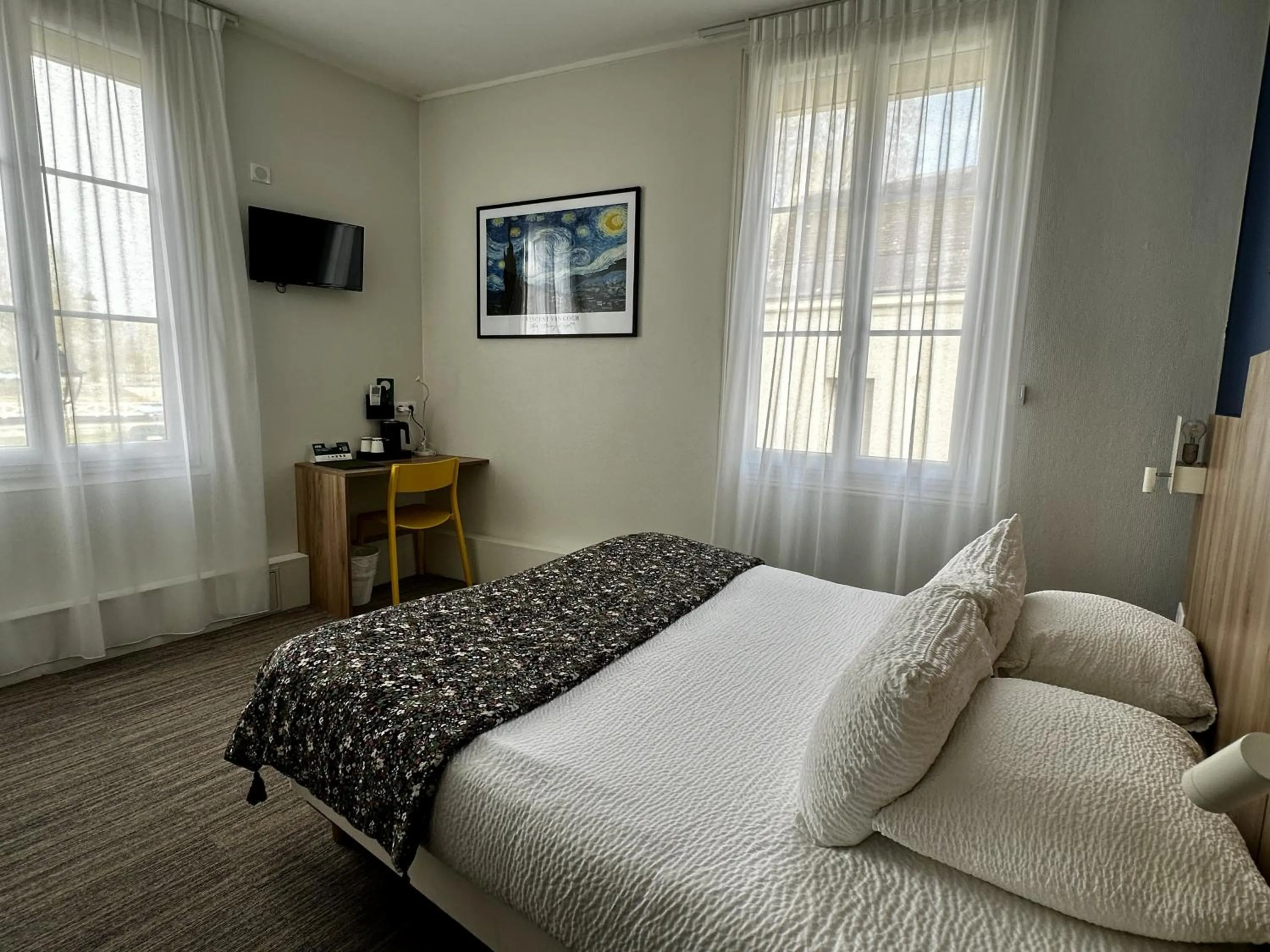 Bed in Logis Hôtel Maison Voltaire