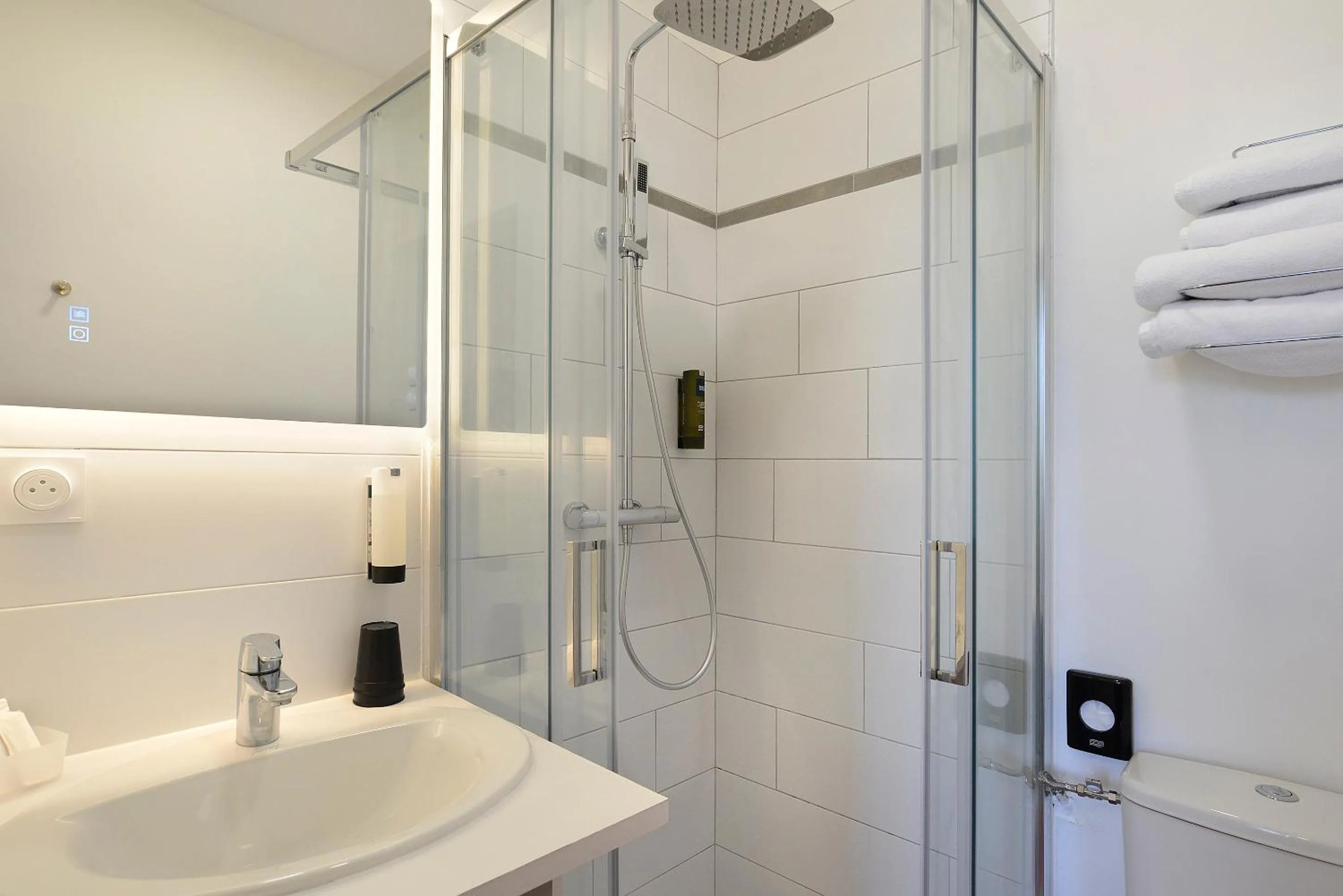 Shower in Logis Hôtel Restaurant Maison Voltaire